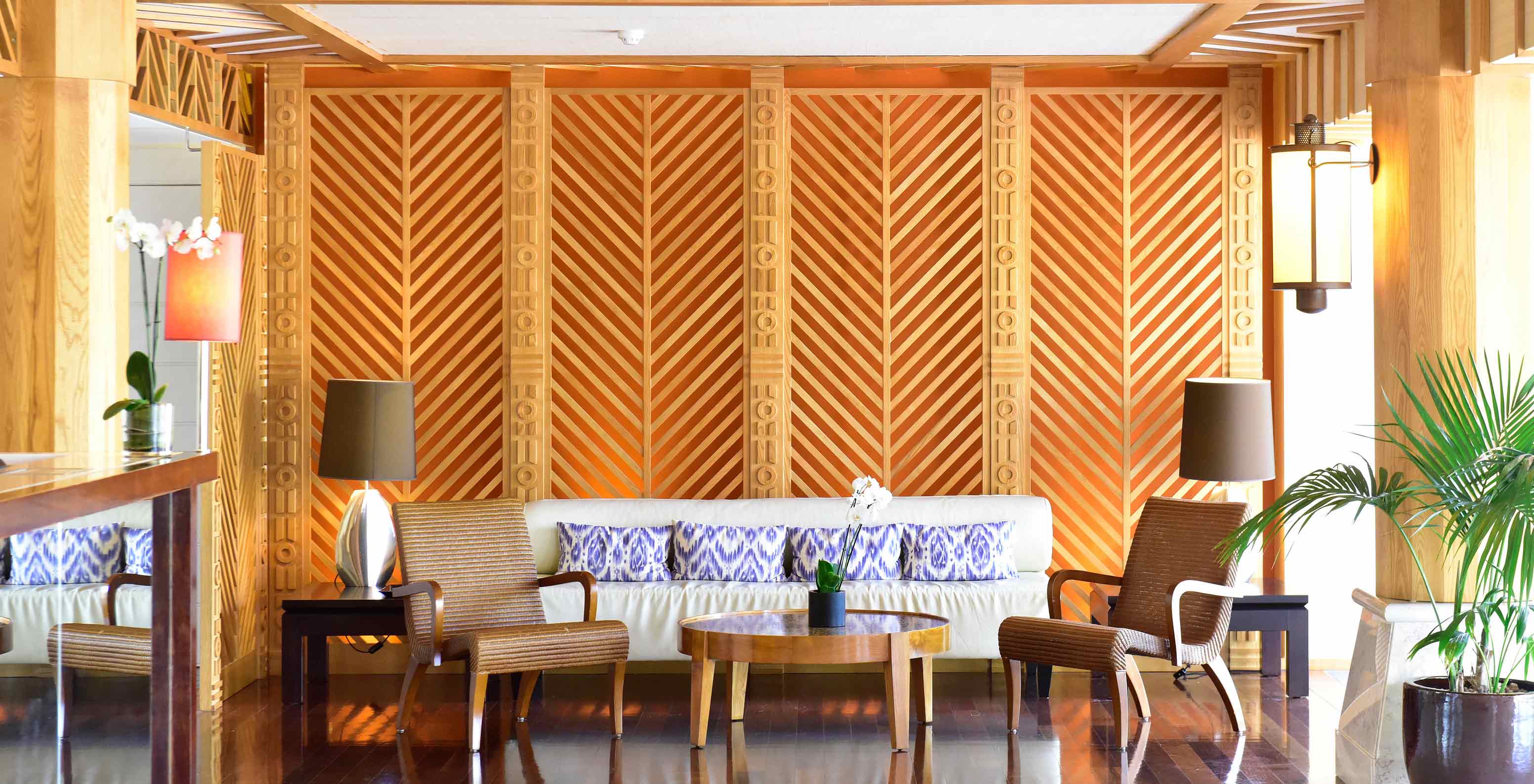 Bank met kussens, fauteuils en salontafel in houten ingerichte zithoek Pestana Porto Santo