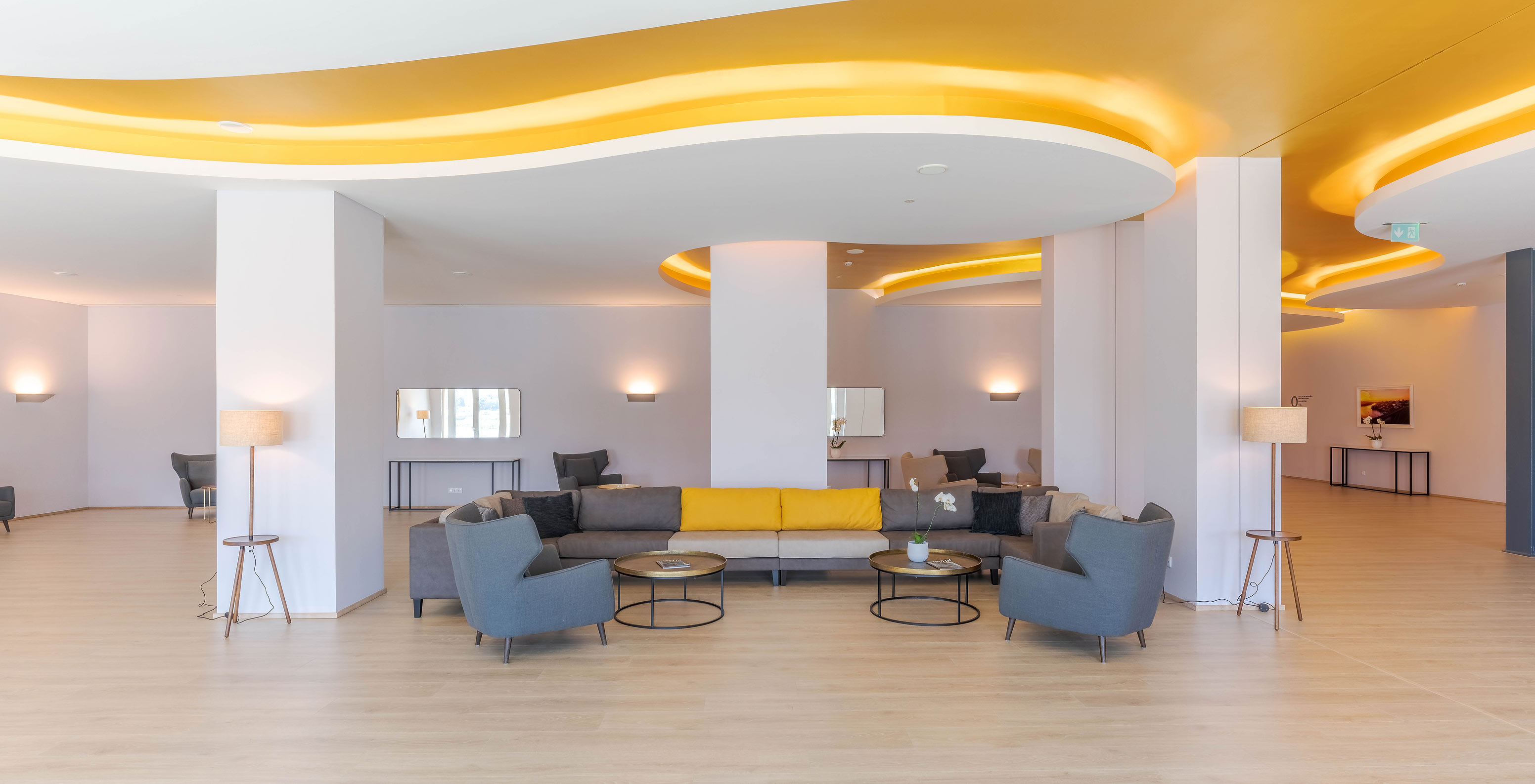 Foyer met moderne decor tafels en sofa’s in Pestana Douro Riverside Hotel met zwembad aan de rivier de Douro