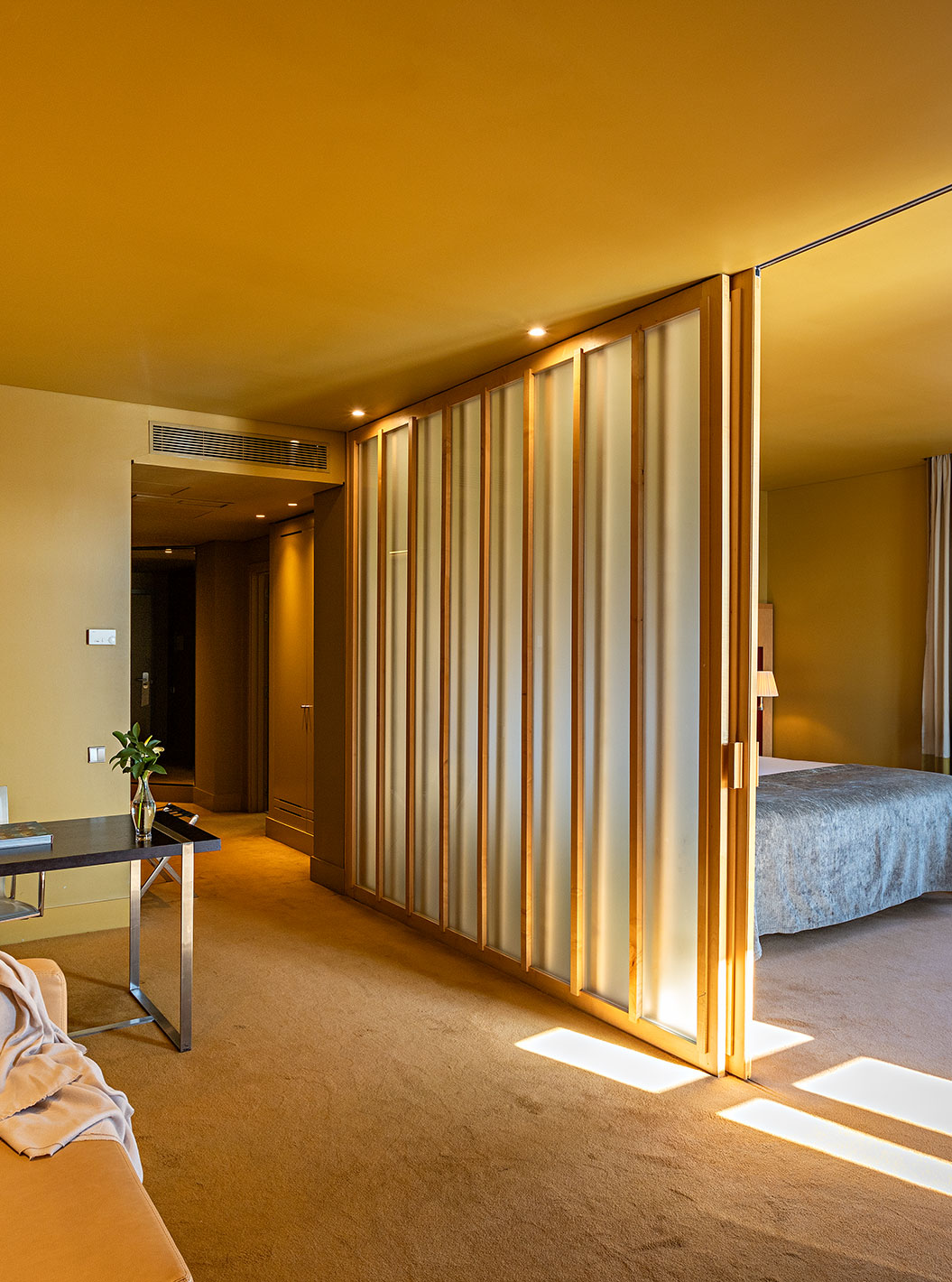 De Standard Suite heeft een tweepersoonsbed met een scheiding naar de woonkamer met bank en bureau