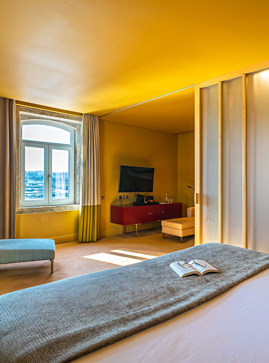 De Standard Suite heeft een tweepersoonsbed, een chaise-longue en een raam met uitzicht op de rivier