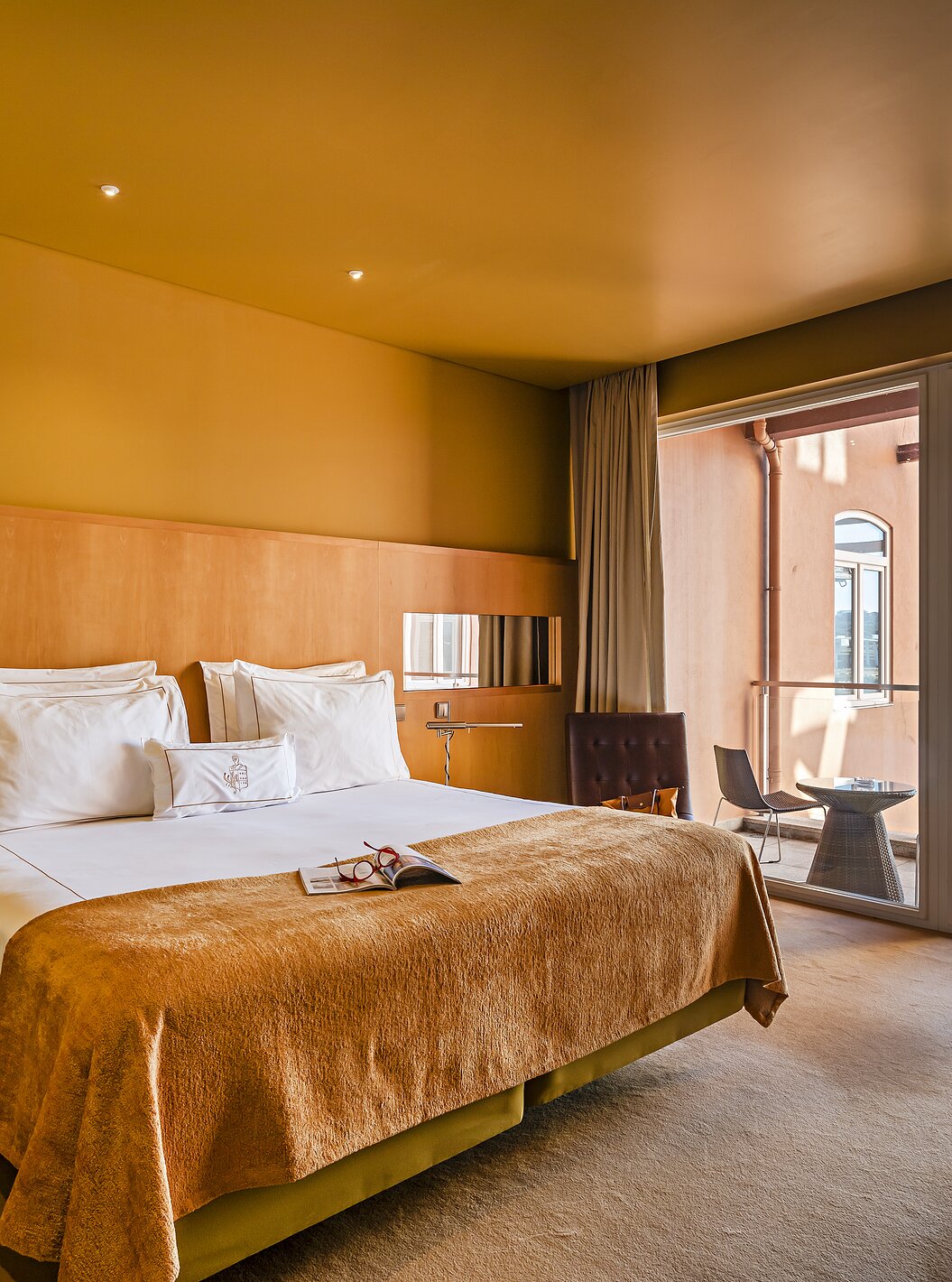 De Suite Balcony heeft een tweepersoonsbed en een raam naar het Balkon met rivierzicht