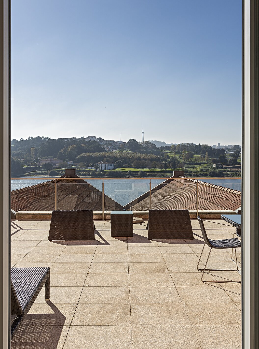 De Suite Nasoni heeft een groot Balkon met twee tafels, stoelen en een ligstoel