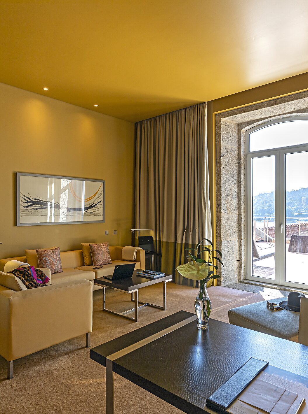 De Suite Nasoni heeft een woonkamer met banken, bureau en een