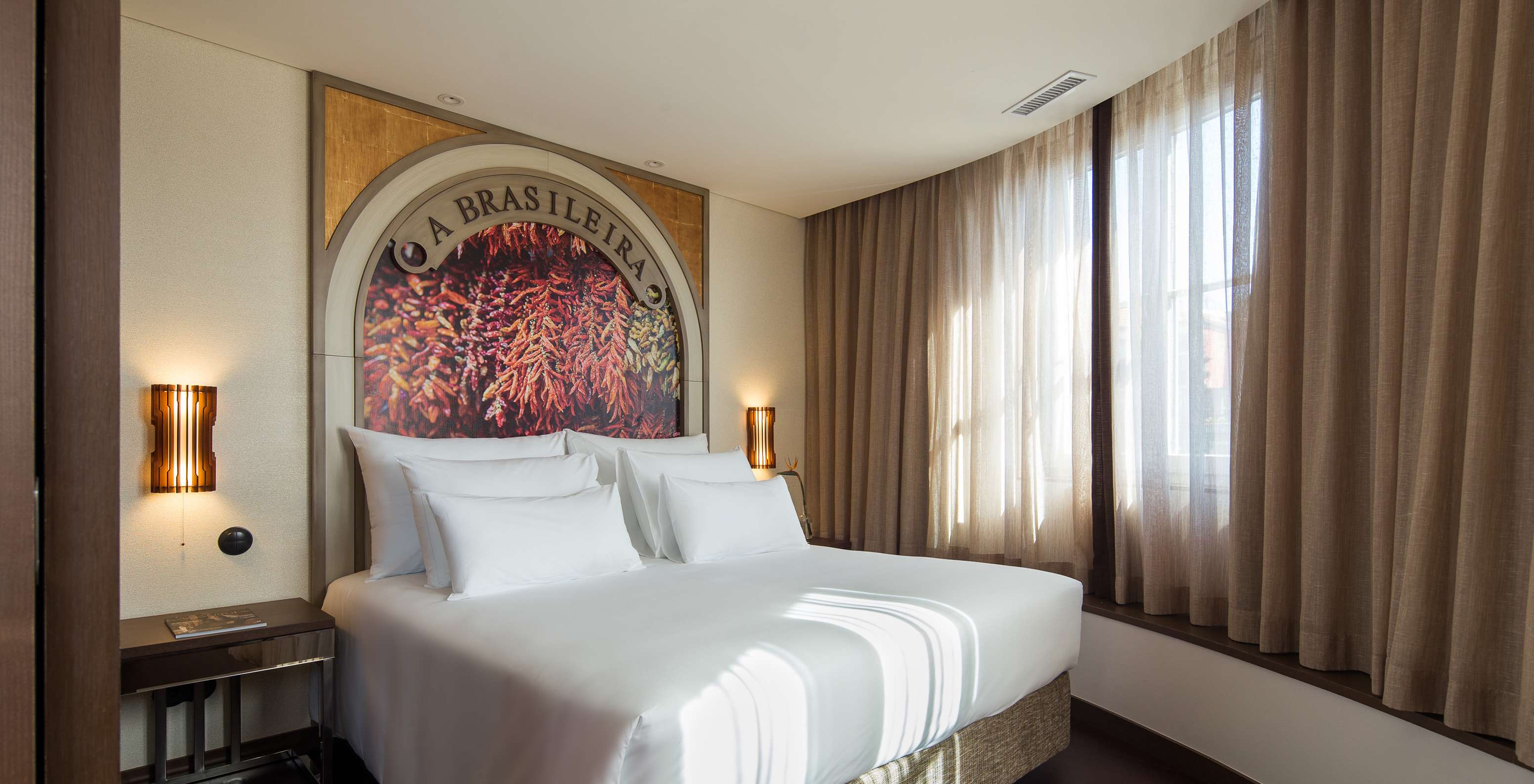 De Master Suite van Pestana Porto - A Brasileira heeft een queen size tweepersoonsbed met uitzicht over Rua Sá da Bandeira