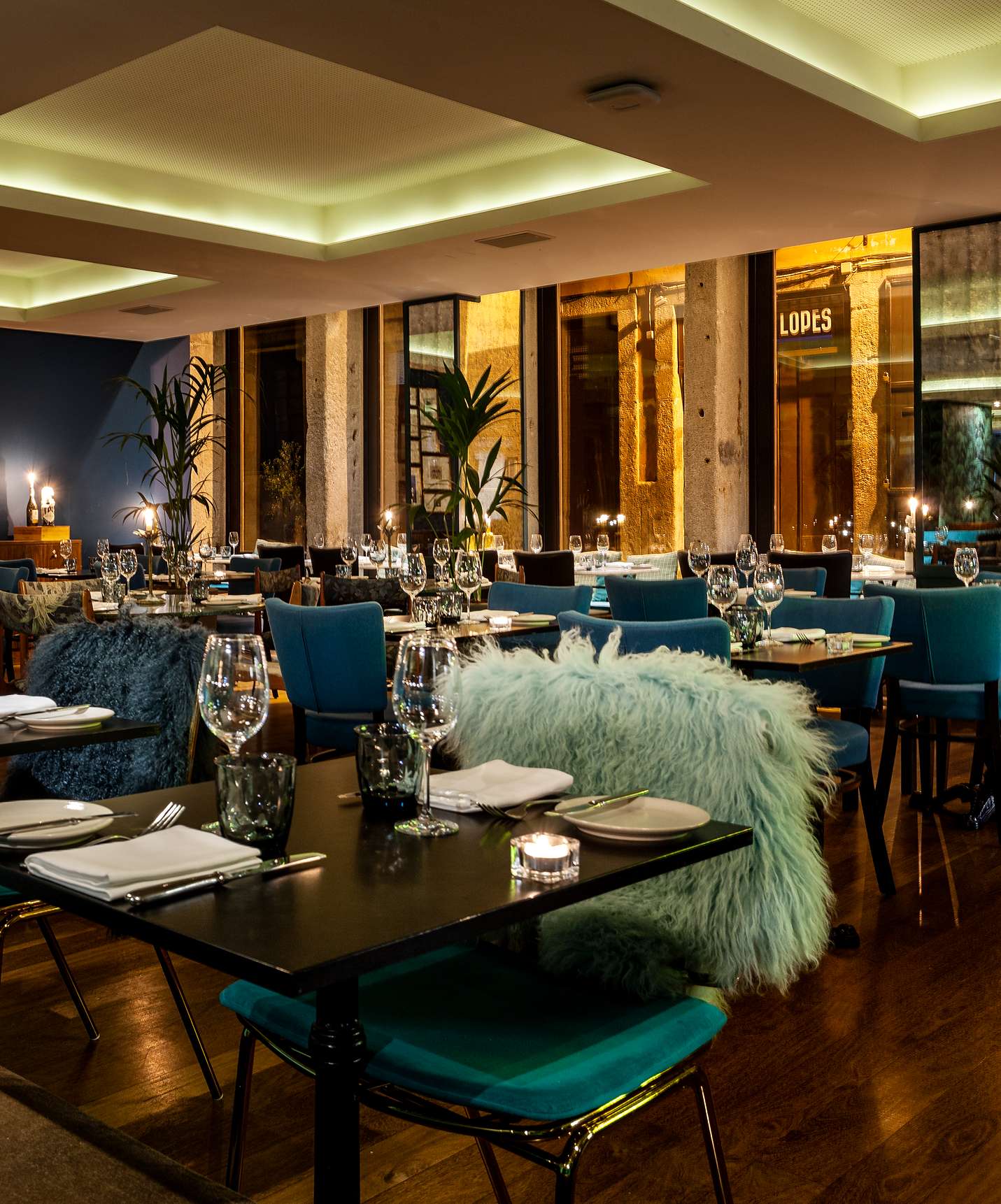 Gedekte tafels met blauwe stoelen in restaurant van Pestana Vintage Porto, hotel Ribeira