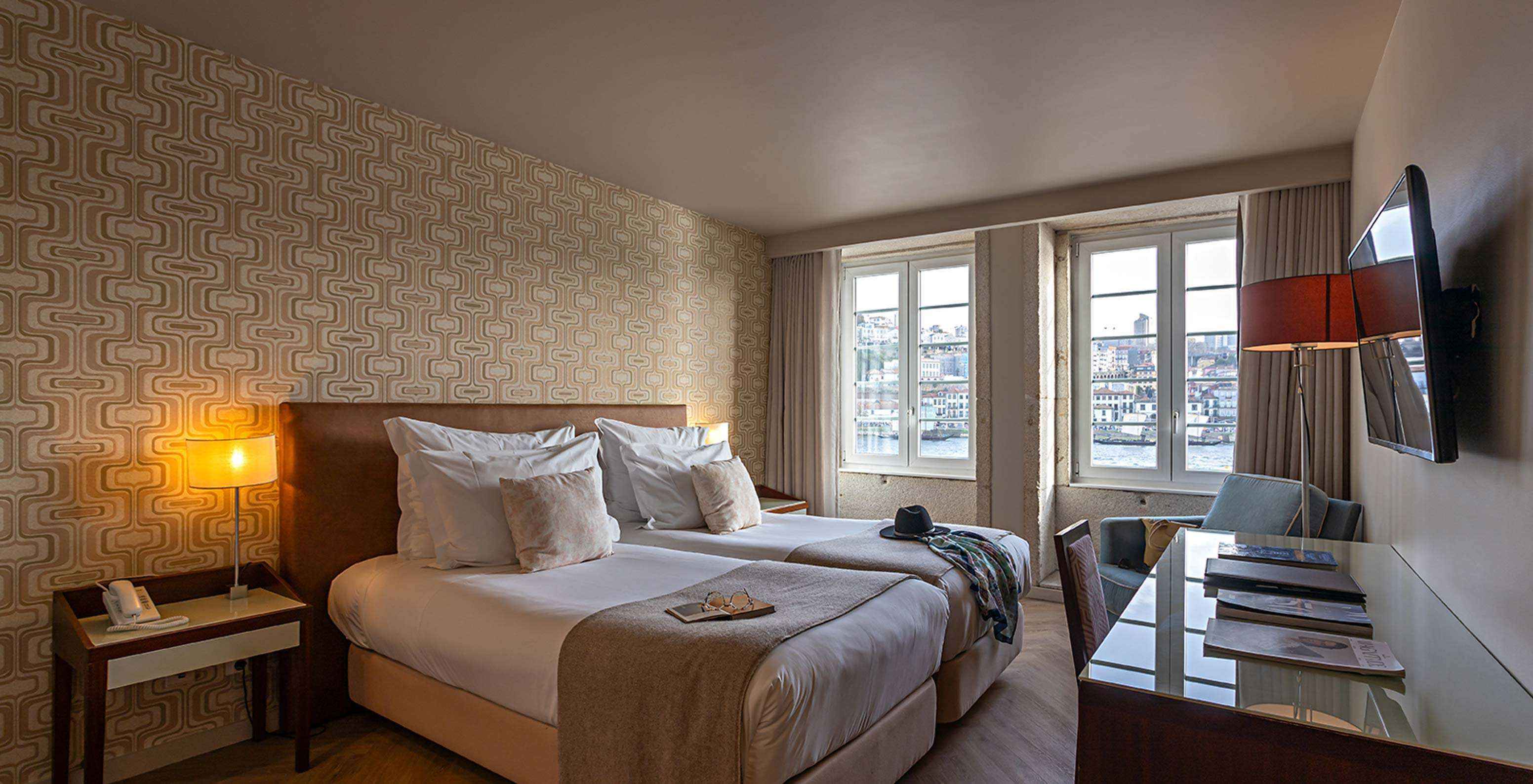 De Vintage River View van het Pestana Vintage Porto heeft twee eenpersoonsbedden, behang in zandtinten en twee ramen