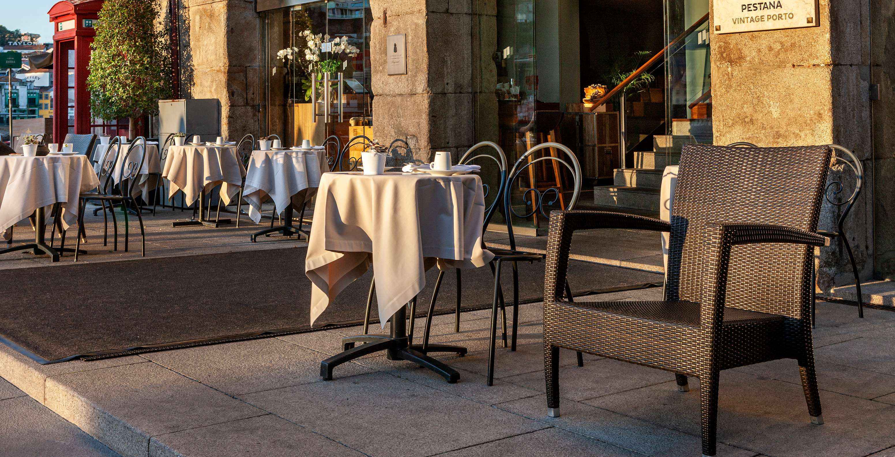 De bar Heritage, van het 5-sterrenhotel in het centrum van Porto, heeft een buiten terras met uitzicht op de Ribeira