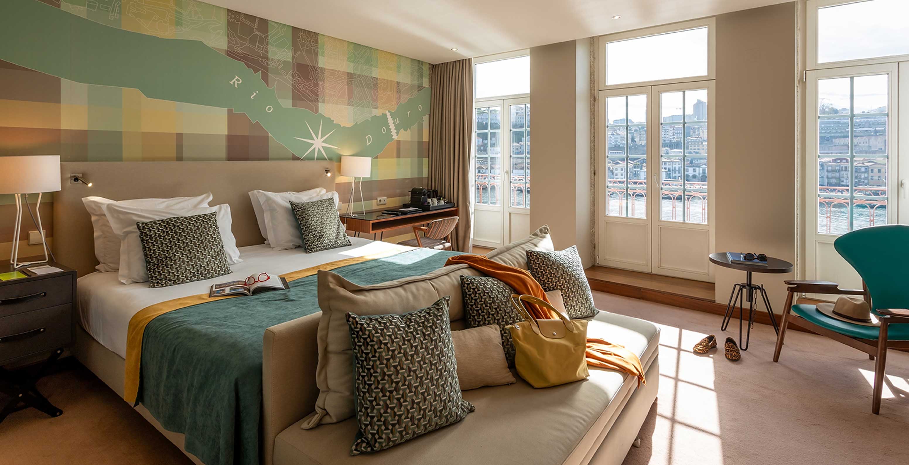 De Vintage Grand View Balcony van het Pestana Vintage Porto heeft een tweepersoonsbed en ramen met uitzicht op de oever