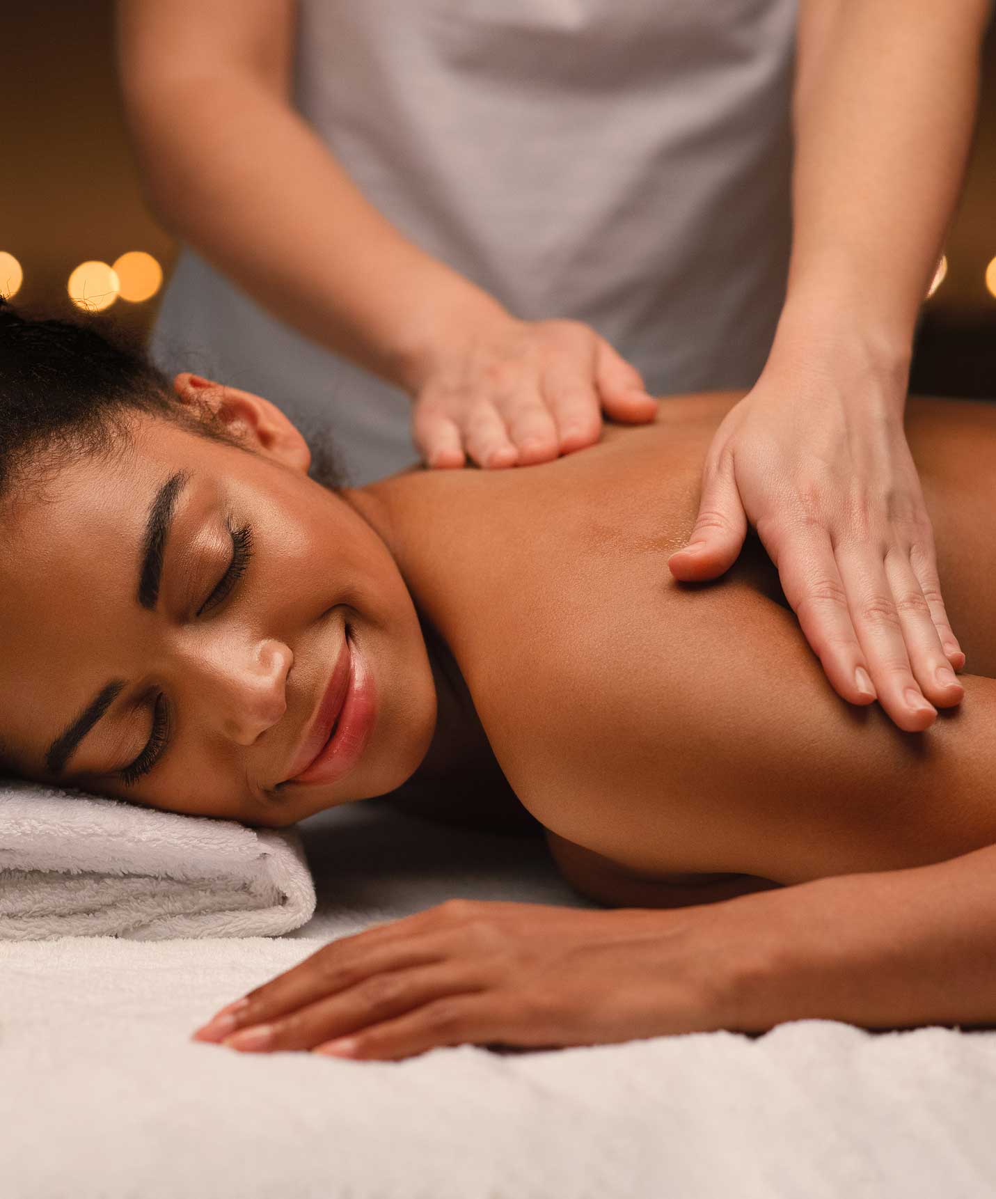 Dame krijgt een massage in Pestana Miramar São Tomé, een hotel met zwembad, tegenover het strand