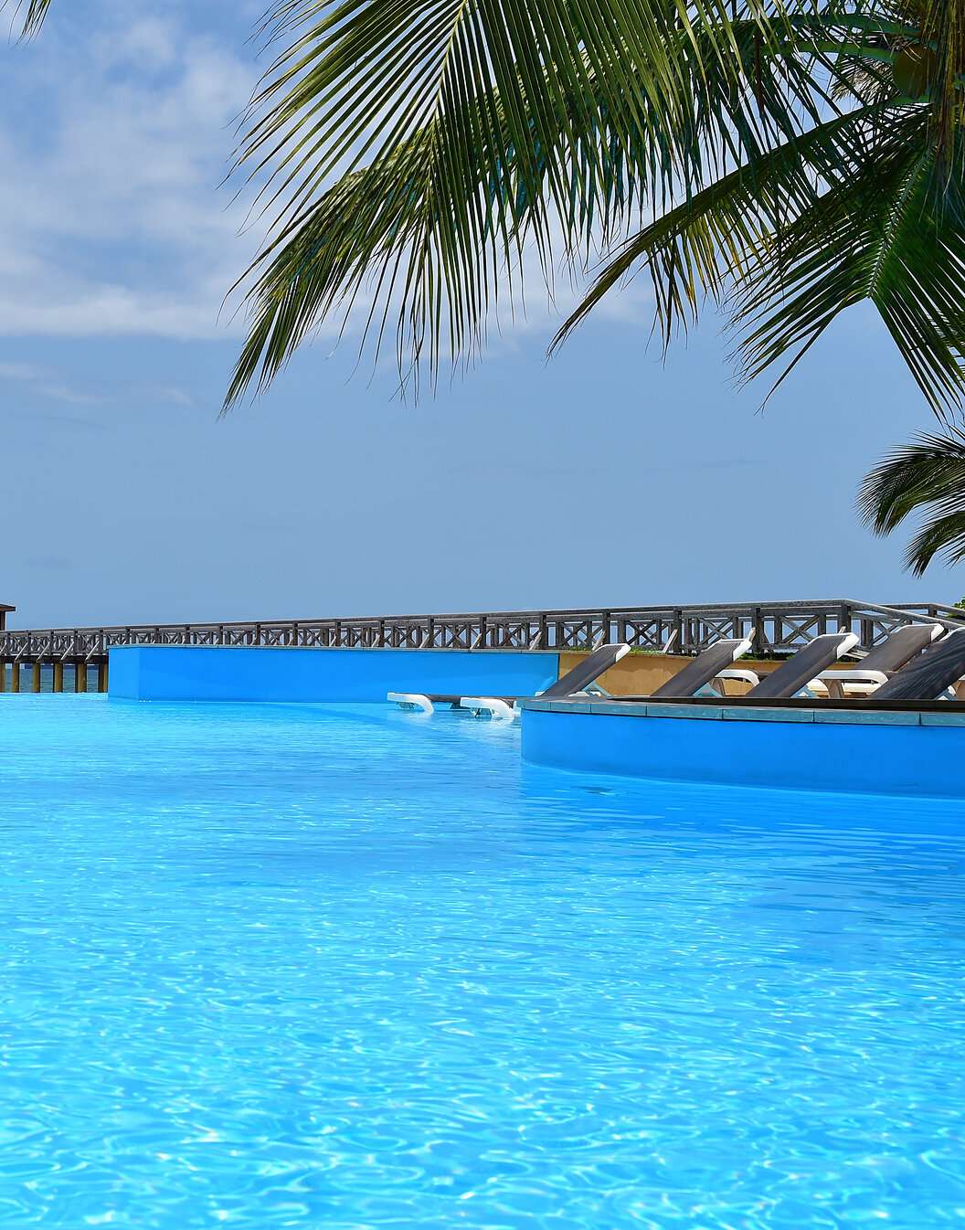 Paradijselijk zwembad Pestana São Tomé, versmelt met kristalheldere zee