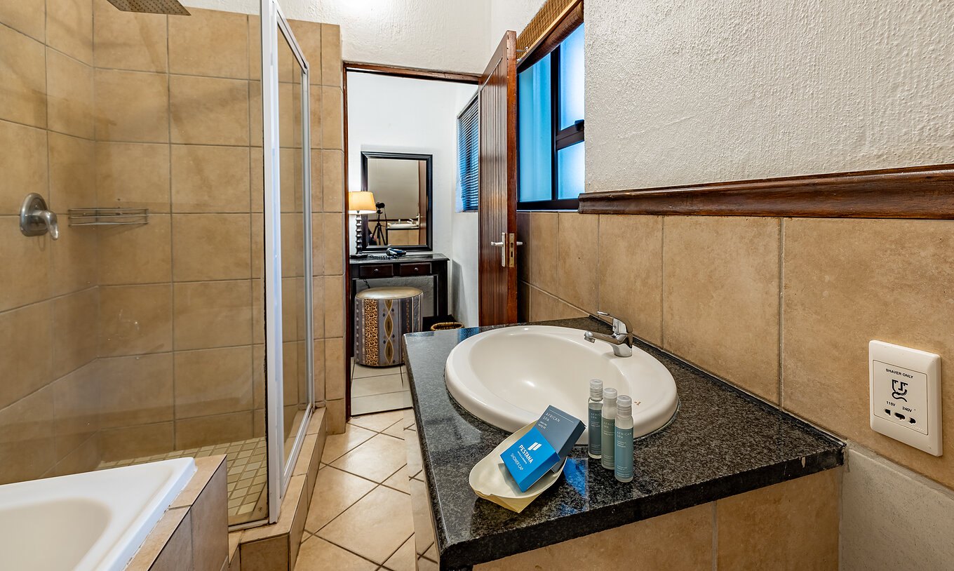 De Familiekamer Van Pestana Kruger Lodge Heeft Een Badkamer Met Bad Douche Wastafel En Toiletartikelen