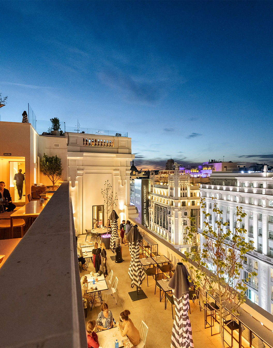 Panoramisch terras Pestana CR7 Gran Vía met uitzicht op iconische gebouwen