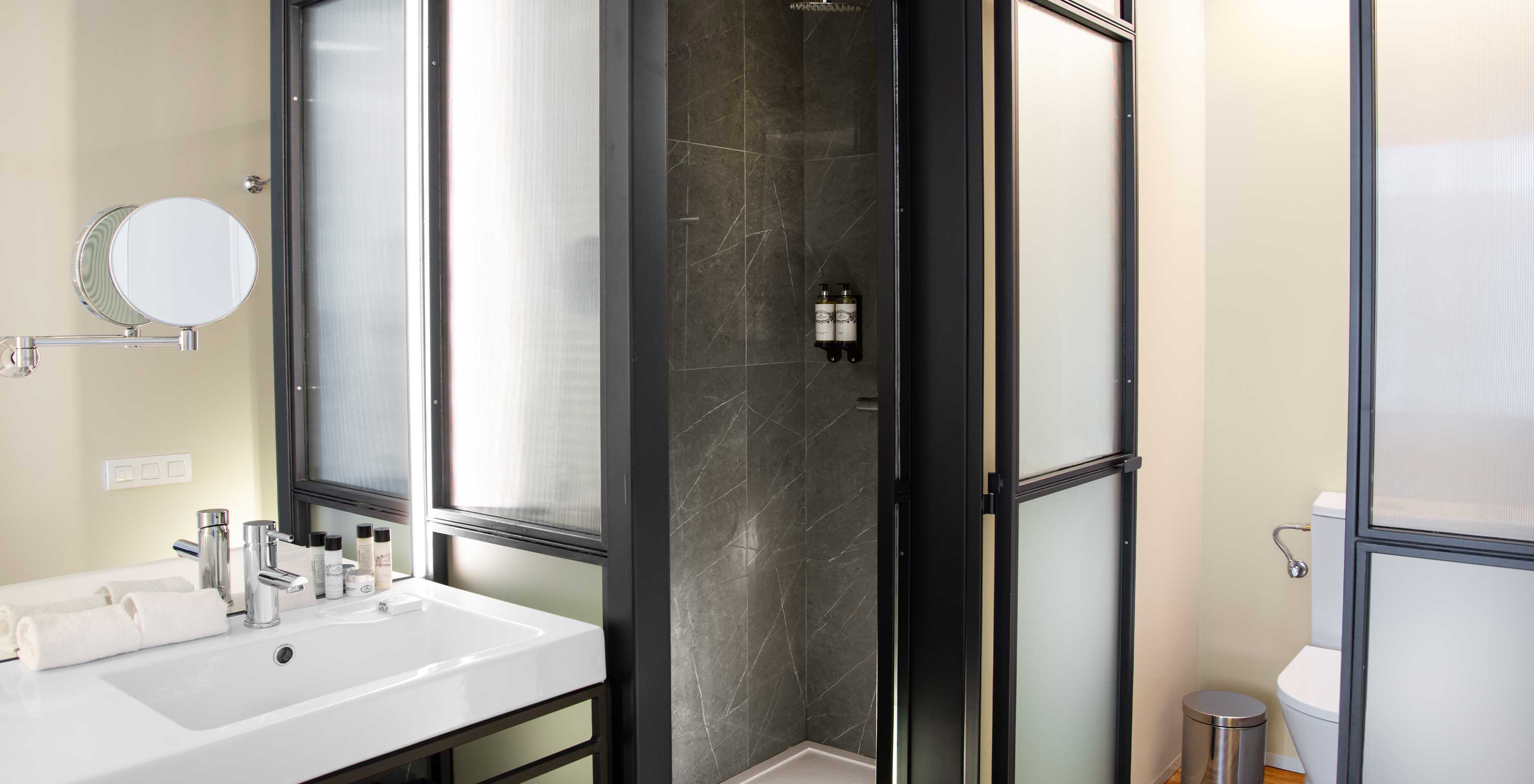 De Superior Plaza Mayor van Pestana Plaza Mayor Madrid heeft badkamer, wastafel, spiegel, douche, handdoeken