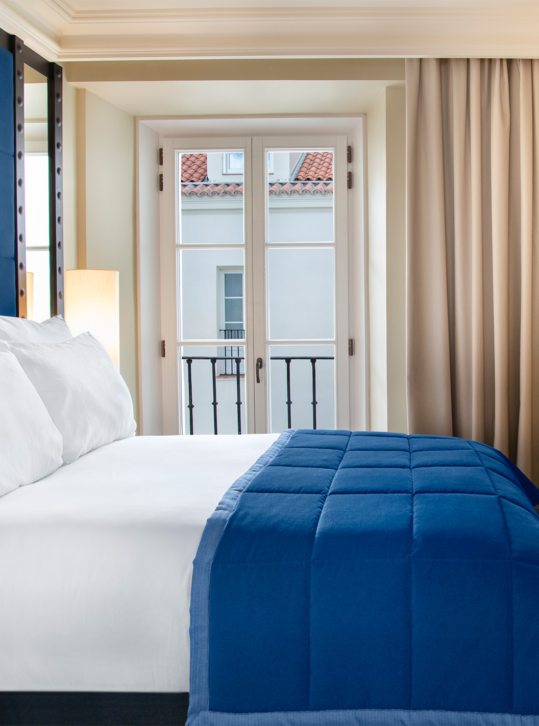 De Klassieke kamer van Pestana Plaza Mayor Madrid heeft een tweepersoonsbed, televisie, bureau en een raam met gordijnen