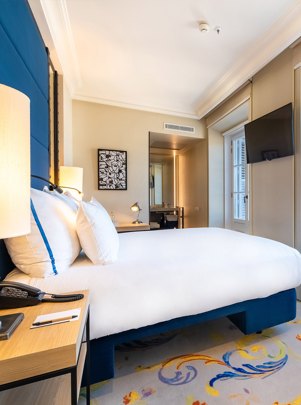 De Deluxe Plaza Mayor van Pestana Plaza Mayor Madrid heeft tweepersoonsbed, badkamer, ramen, balkon met Plaza Mayor zicht