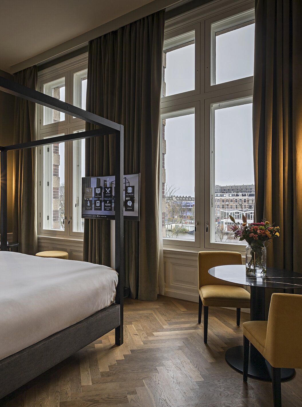 Presidencial Suite - River View van Pestana Amsterdam Riverside heeft tweepersoonsbed met hemelbed en televisie