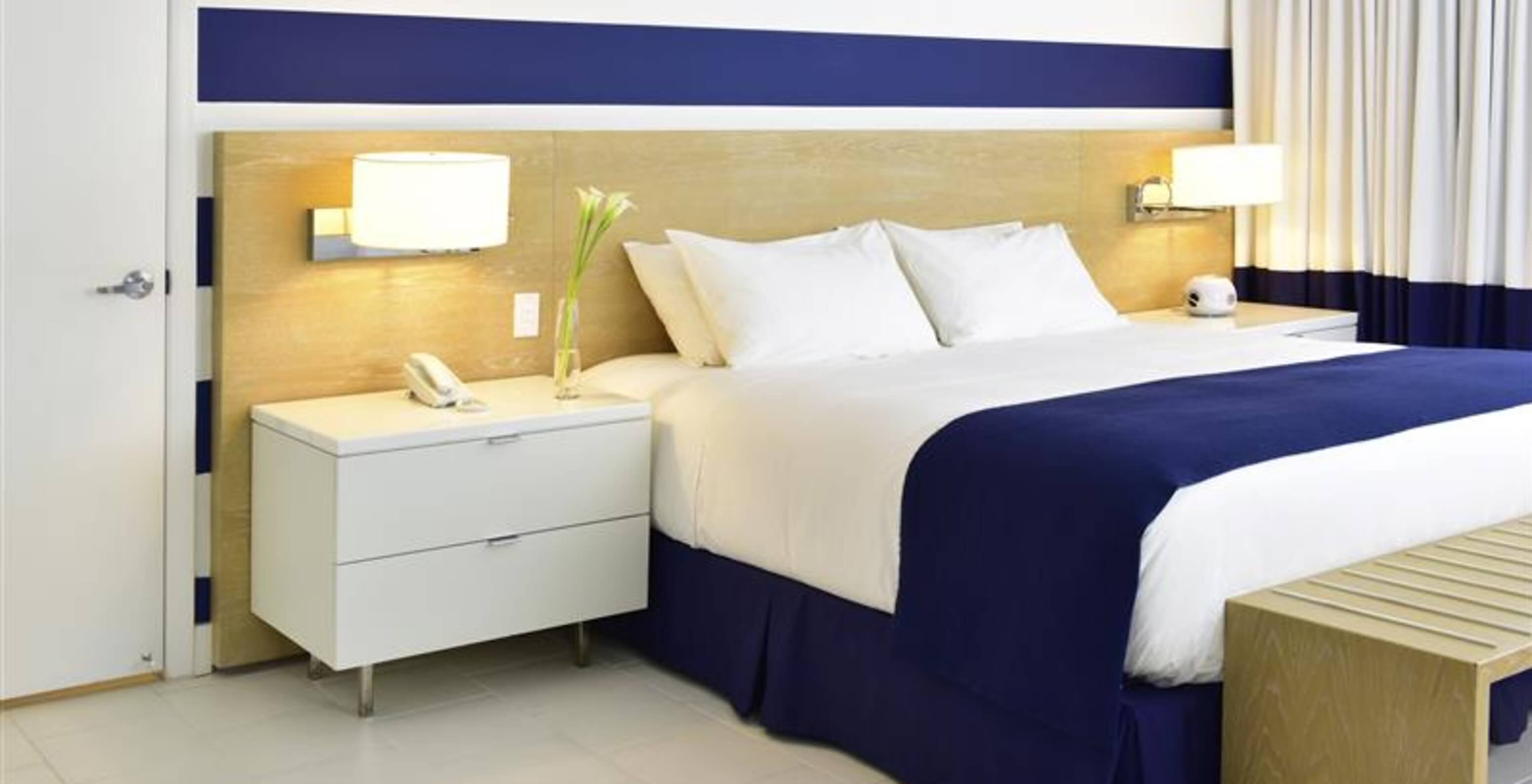 De Superior King, Uitzicht op het zwembad Van Pestana Miami South Beach Heeft Een King Size Bed Lamp En Nachtkastje
