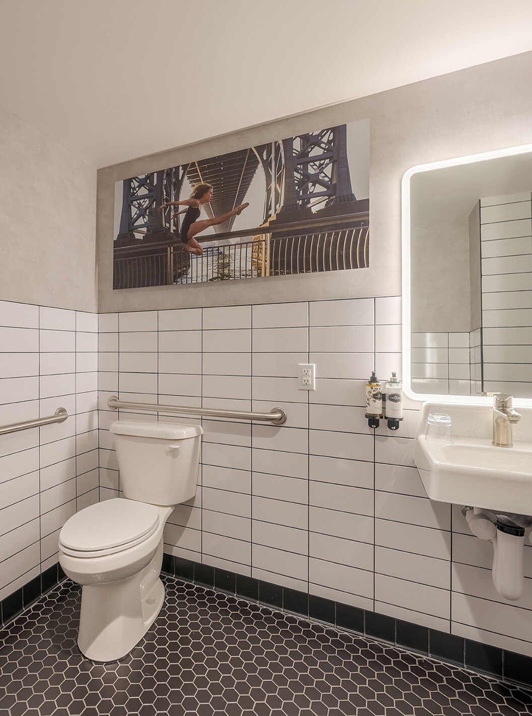 De Comfort ADA van Pestana CR7 Times Square heeft een aangepaste badkamer met toilet, wastafel en spiegel