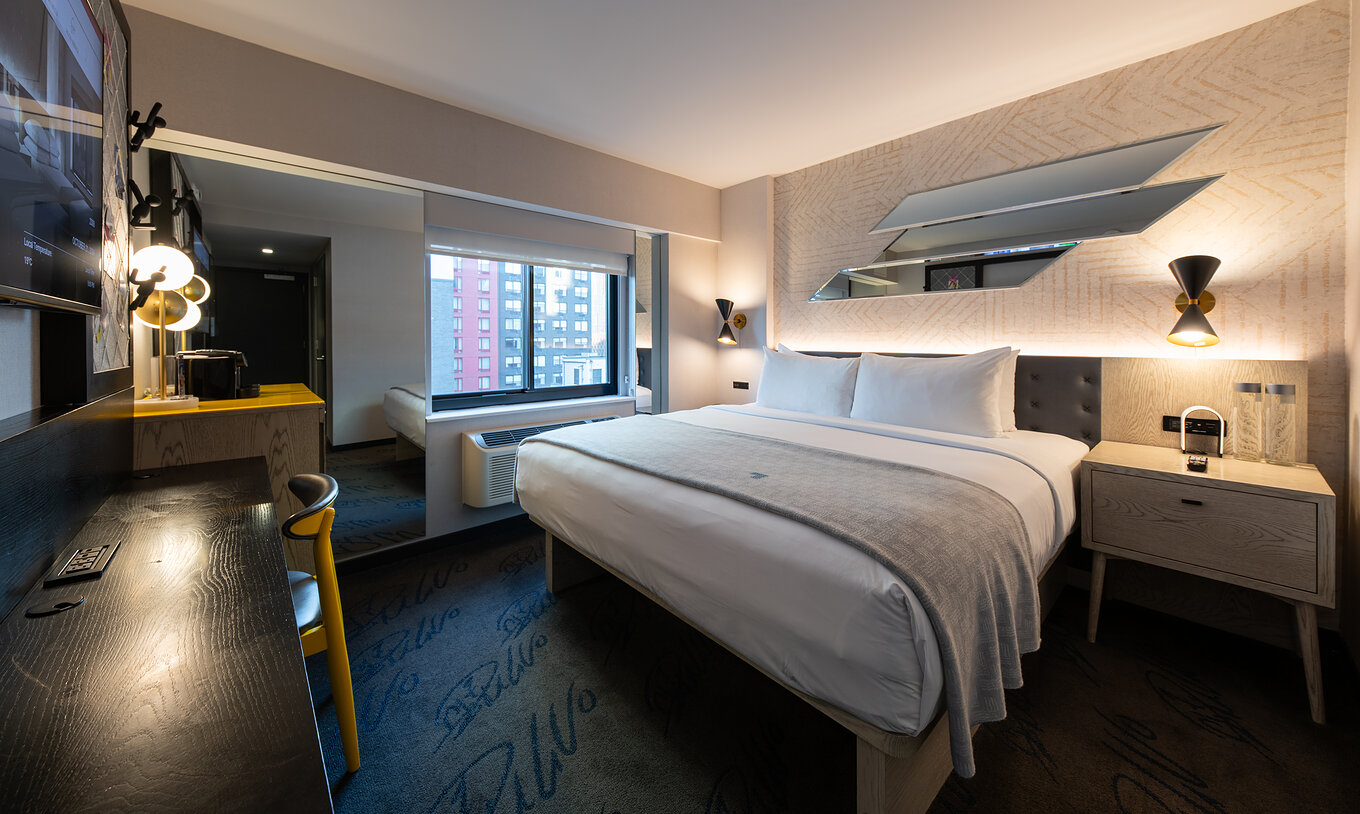 De Superior King High Floor van Pestana CR7 Times Square heeft een tweepersoonsbed, een bureau en een televisie