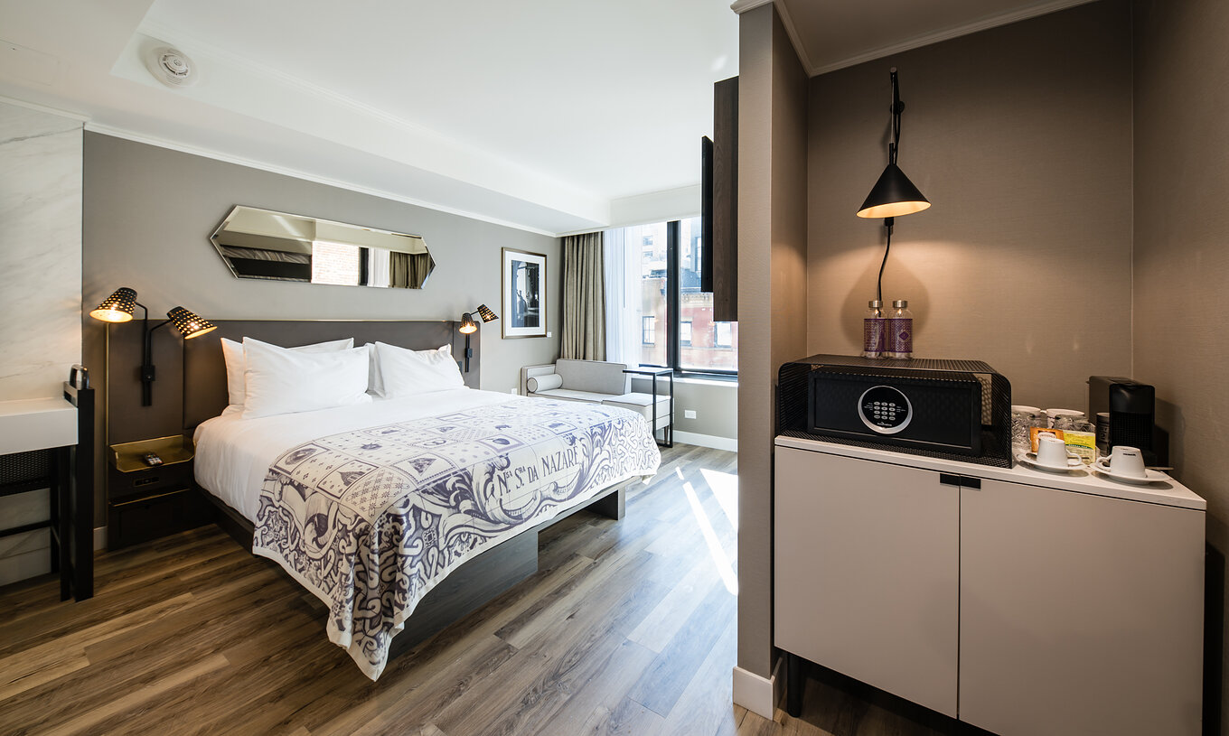 De Superior - ADA kamer van Pestana Park Avenue heeft een tweepersoonsbed, kluis, koffiezetapparaat en flessenwater