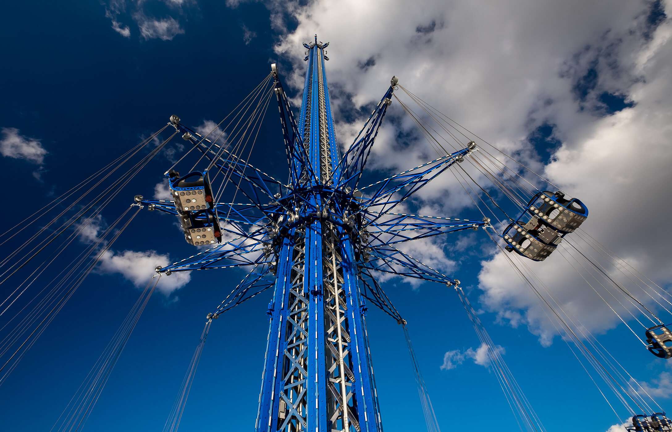 Uitzicht op de Starflyer-attractie in Orlando, die een vrije-vluchtervaring op grote hoogte biedt