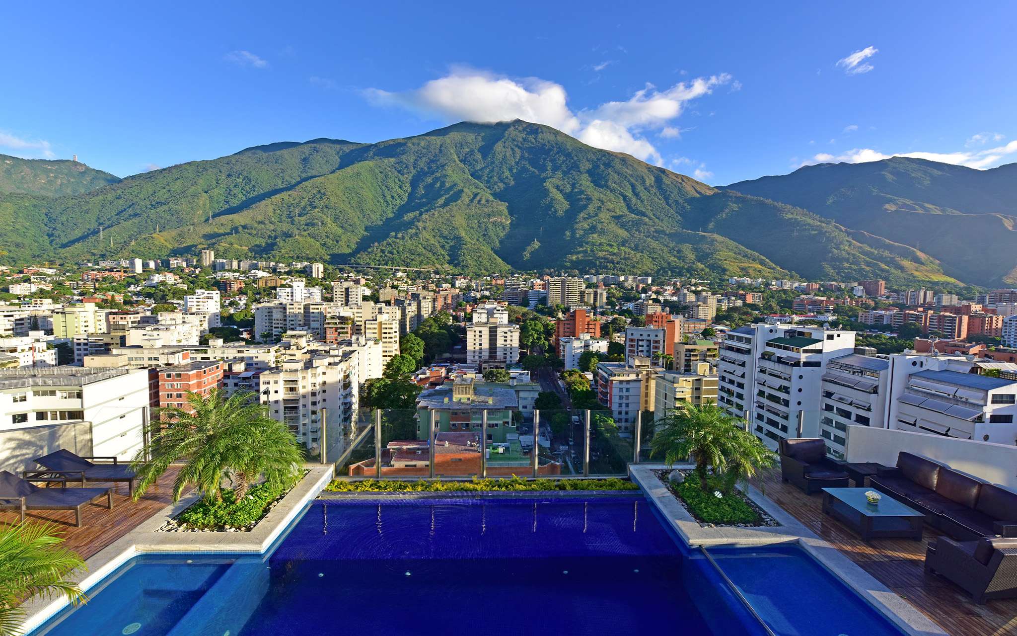 Panoramisch uitzicht Pestana Caracas, hotel met zwembad, omgeven door gebouwen