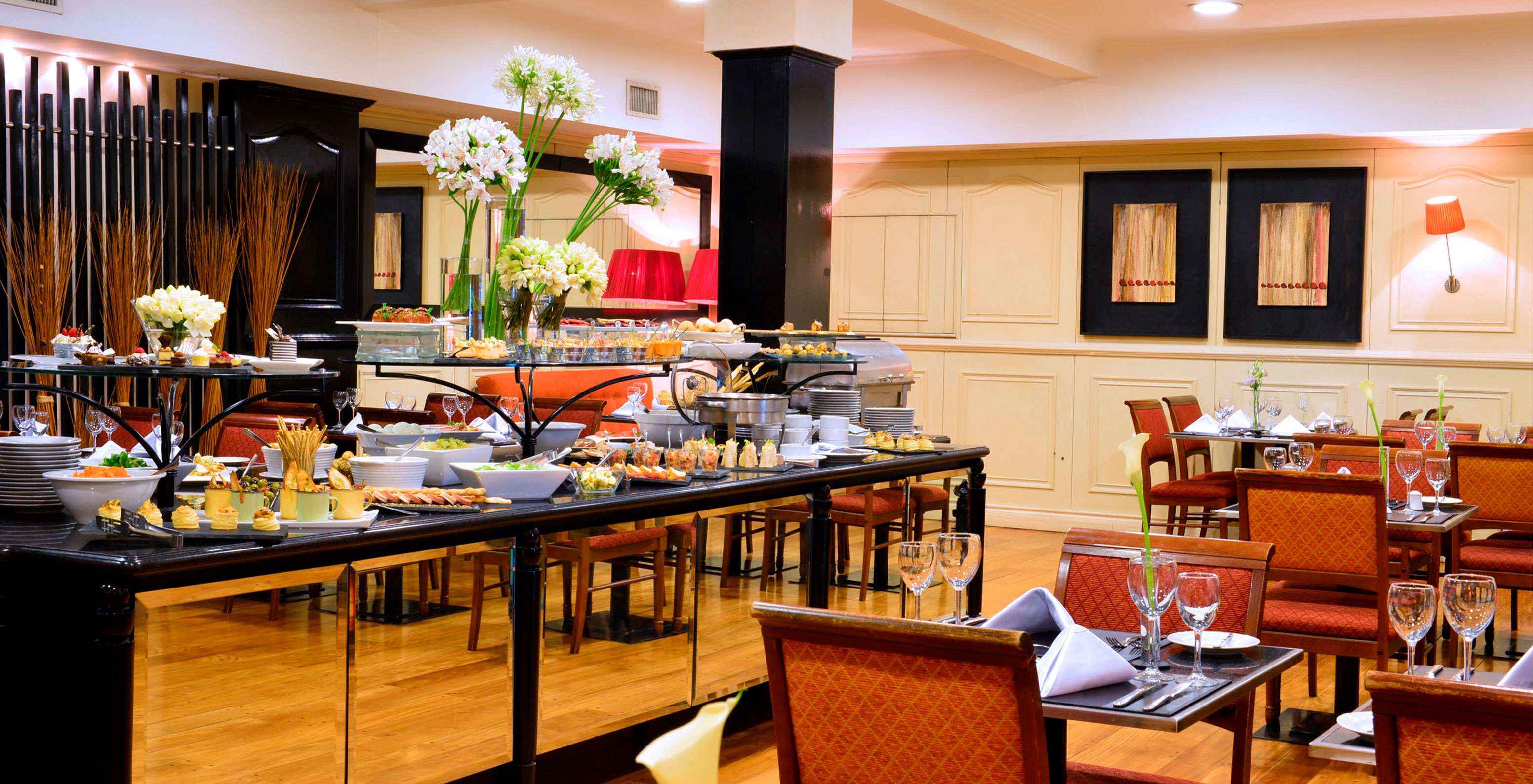 O Pestana Buenos Aires, no centro da cidade, conta com um restaurante com decoração clássica e vários tipos de pratos