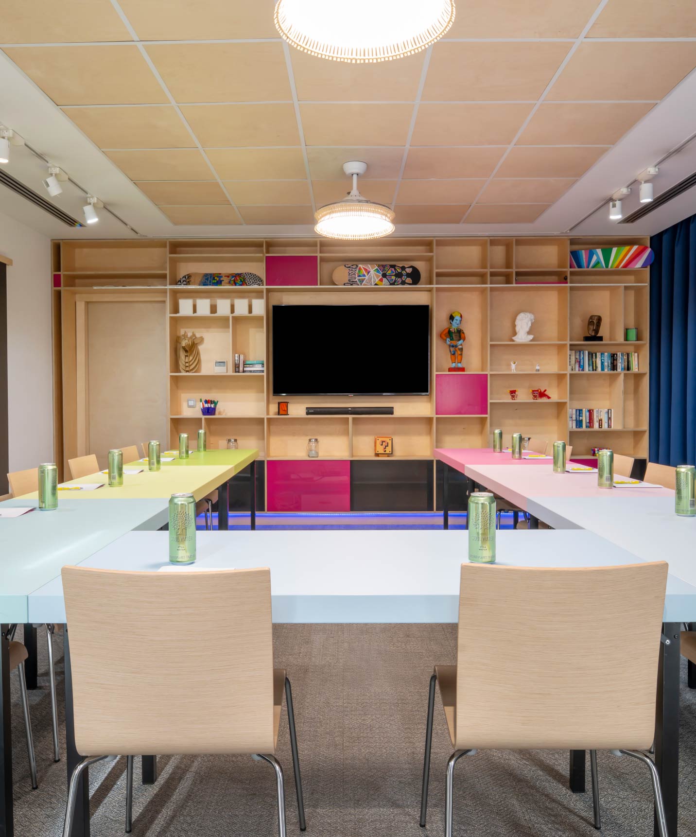 Sala de reuniões com cadeiras e mesas do Pestana Brussels Schuman, um hotel em Bruxelas, perto do Parlamento Europeu