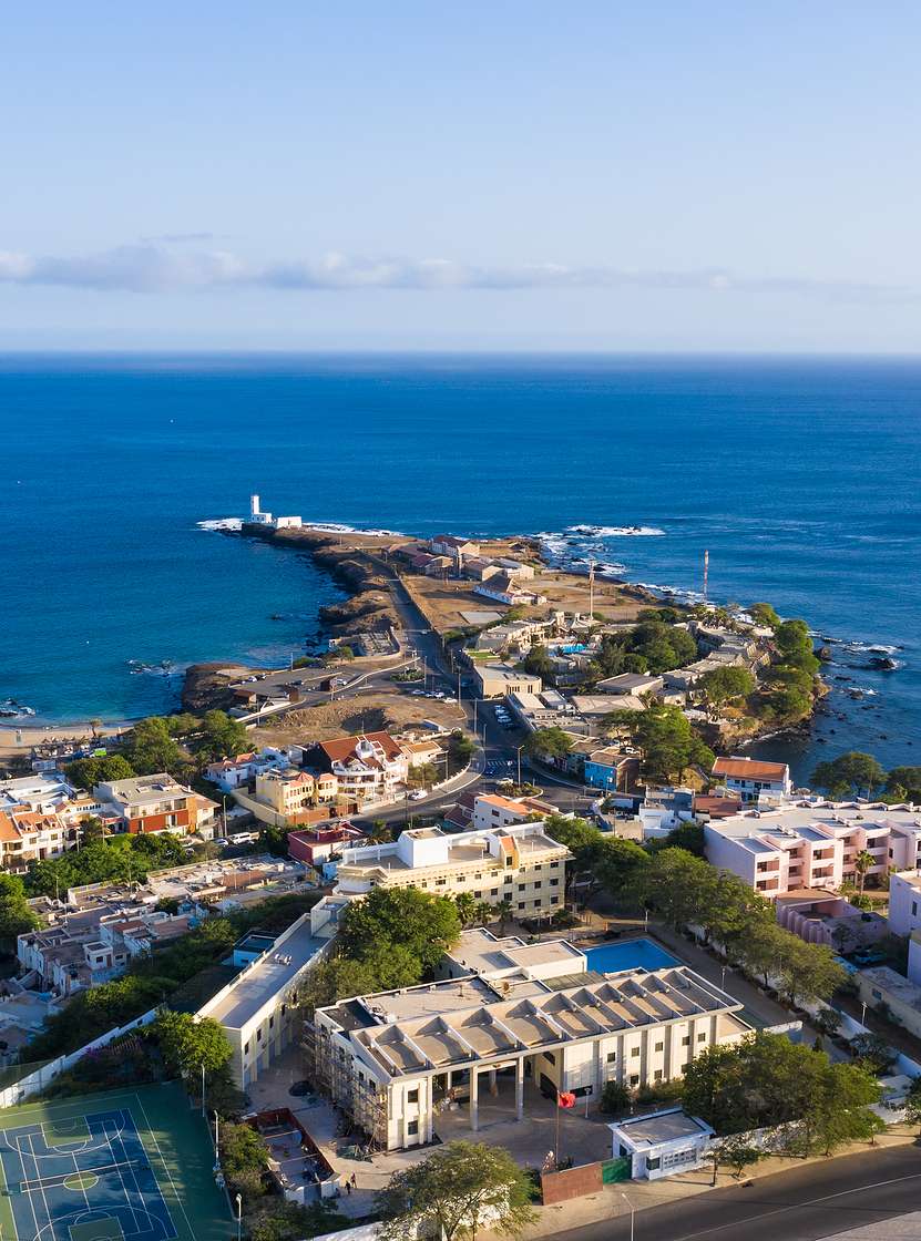 Vista aérea sobre a vibrante capital de Cabo Verde, a cidade da Praia, que encanta com suas praias deslumbrantes