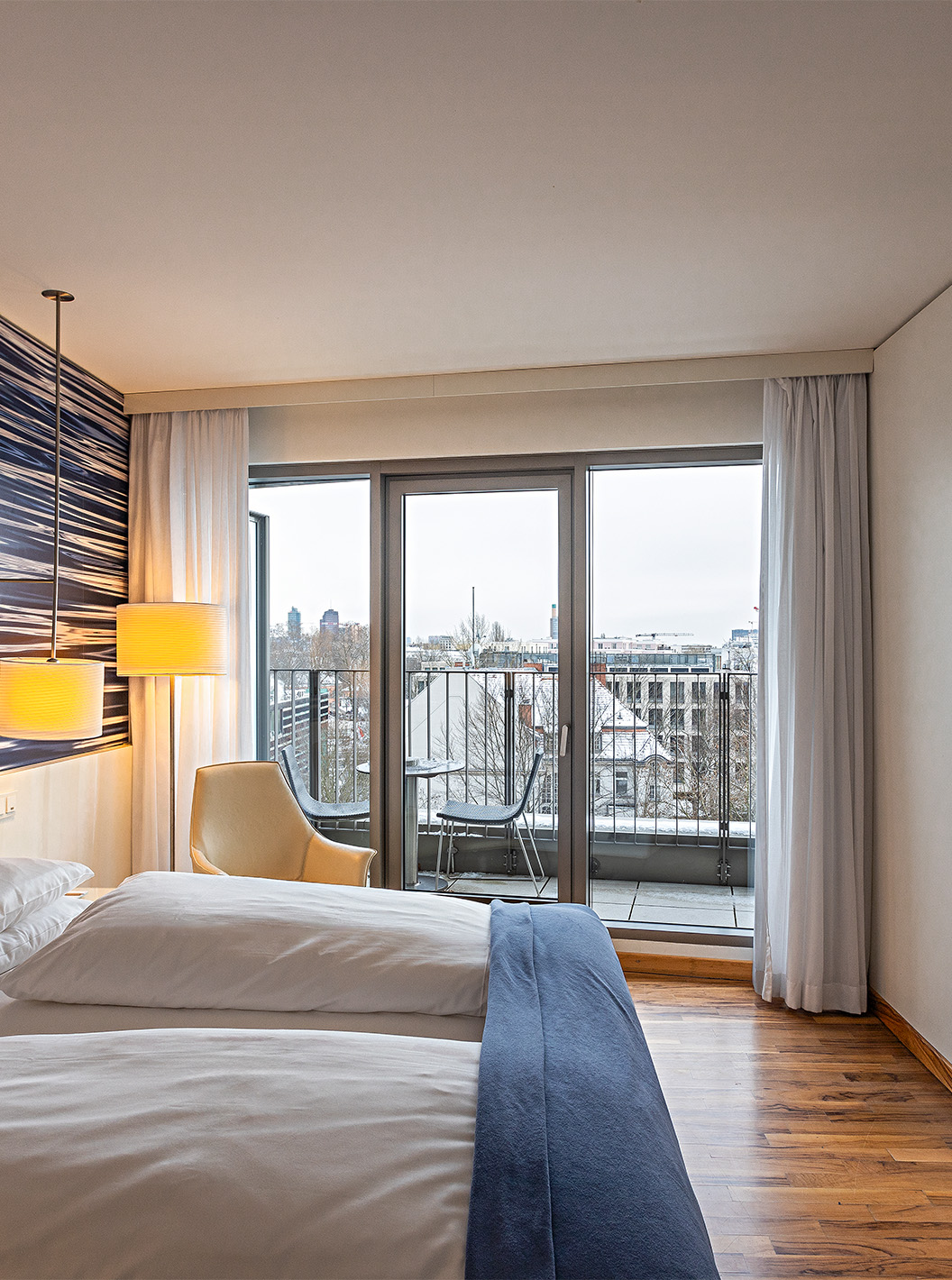 O Quarto Premium com Varanda do Pestana Berlin Tiergarten conta com televisão, varanda com vista para a cidade, e um cadeirão