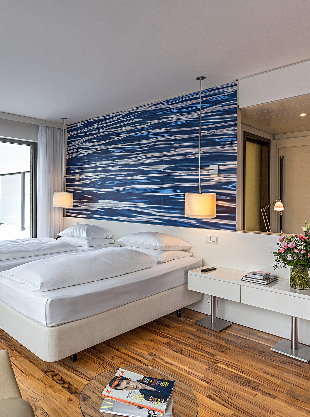 O Quarto Premium com Varanda Panorâmica do Pestana Berlin Tiergarten conta com duas camas individuais, televisão e varanda