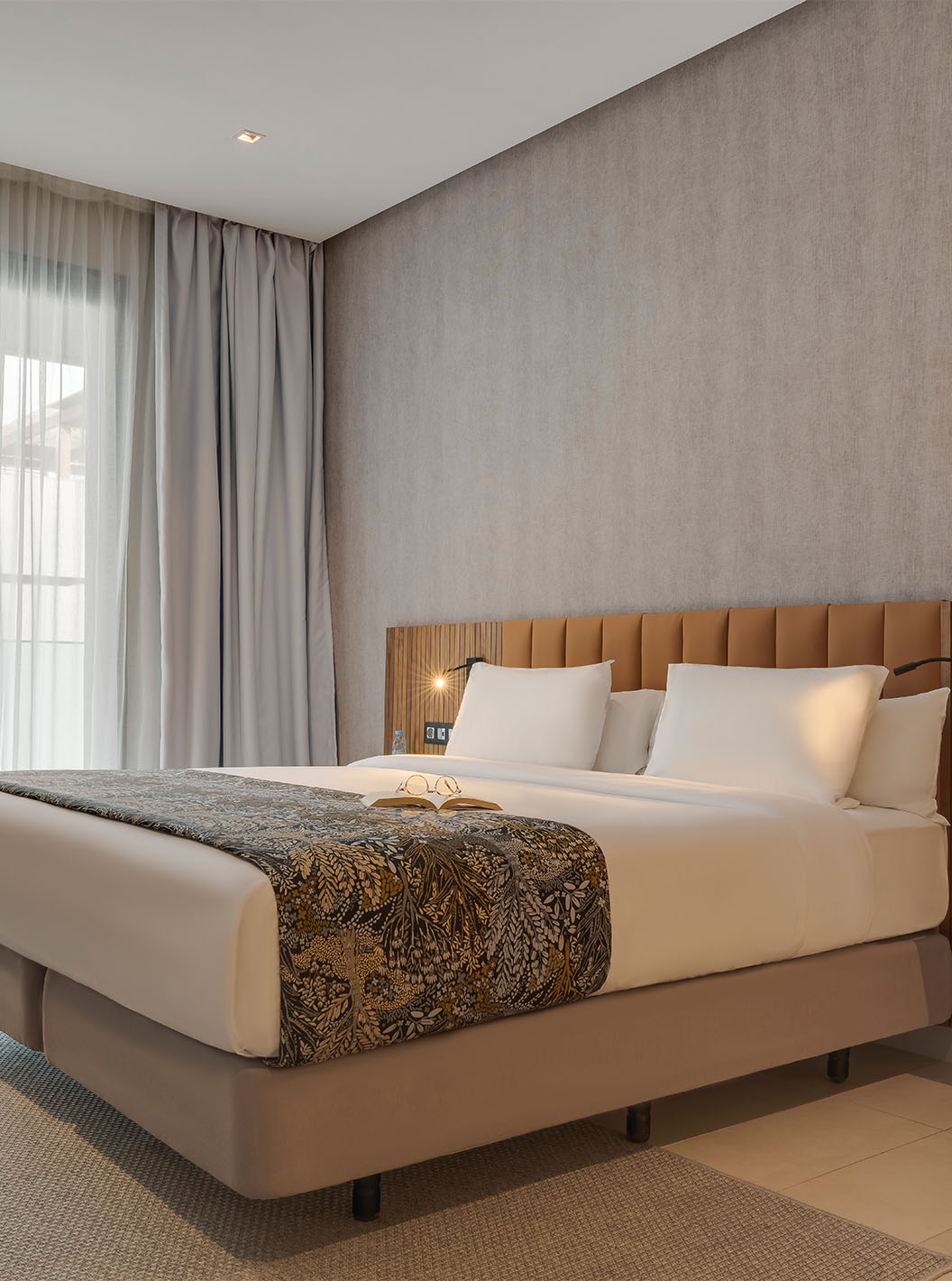 A Suite Familiar Premium Superior do Pestana Casablanca tem um quarto com uma cama de casal com uma decoração moderna