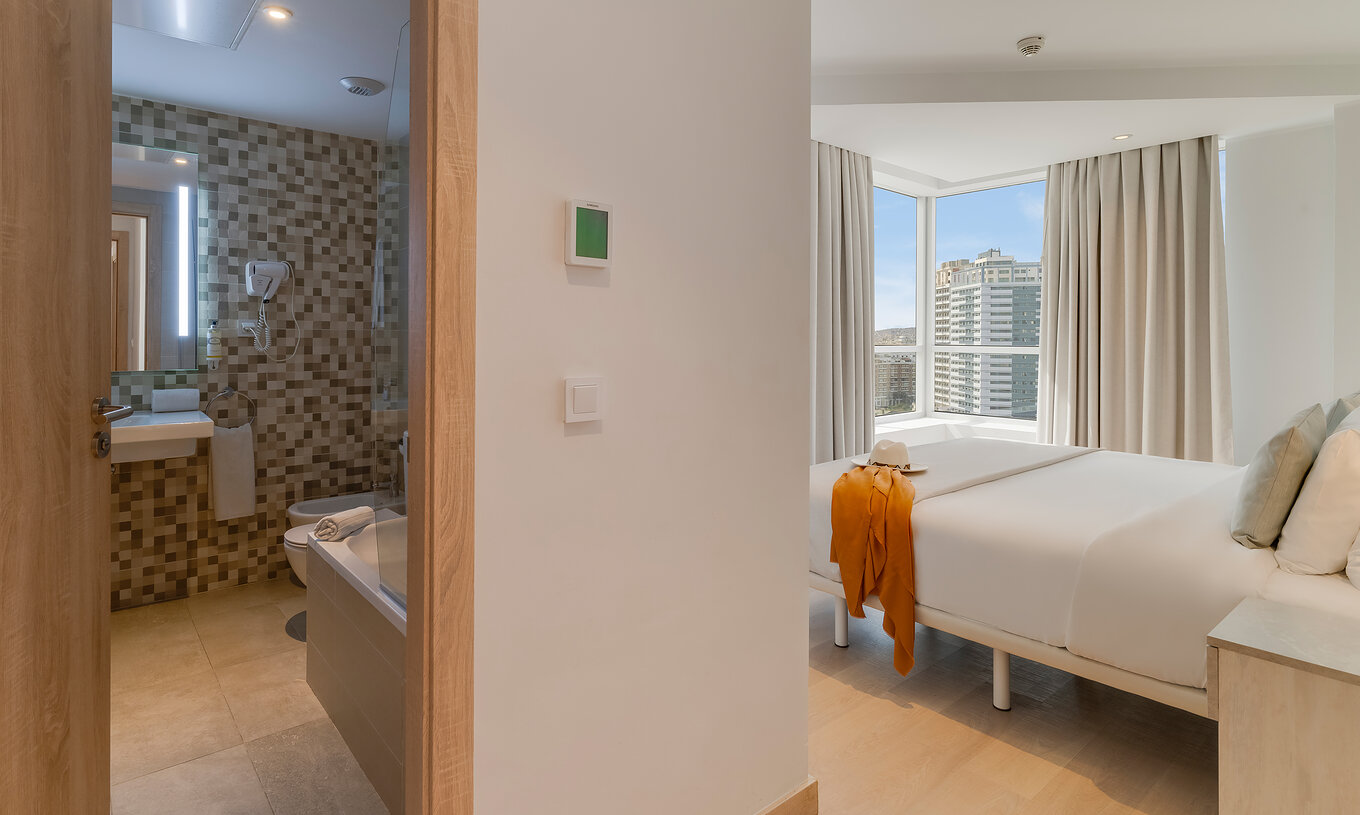 A Suite Familiar do Pestana Tanger City Center conta com uma casa de banho, uma cama de casal e uma janela grande
