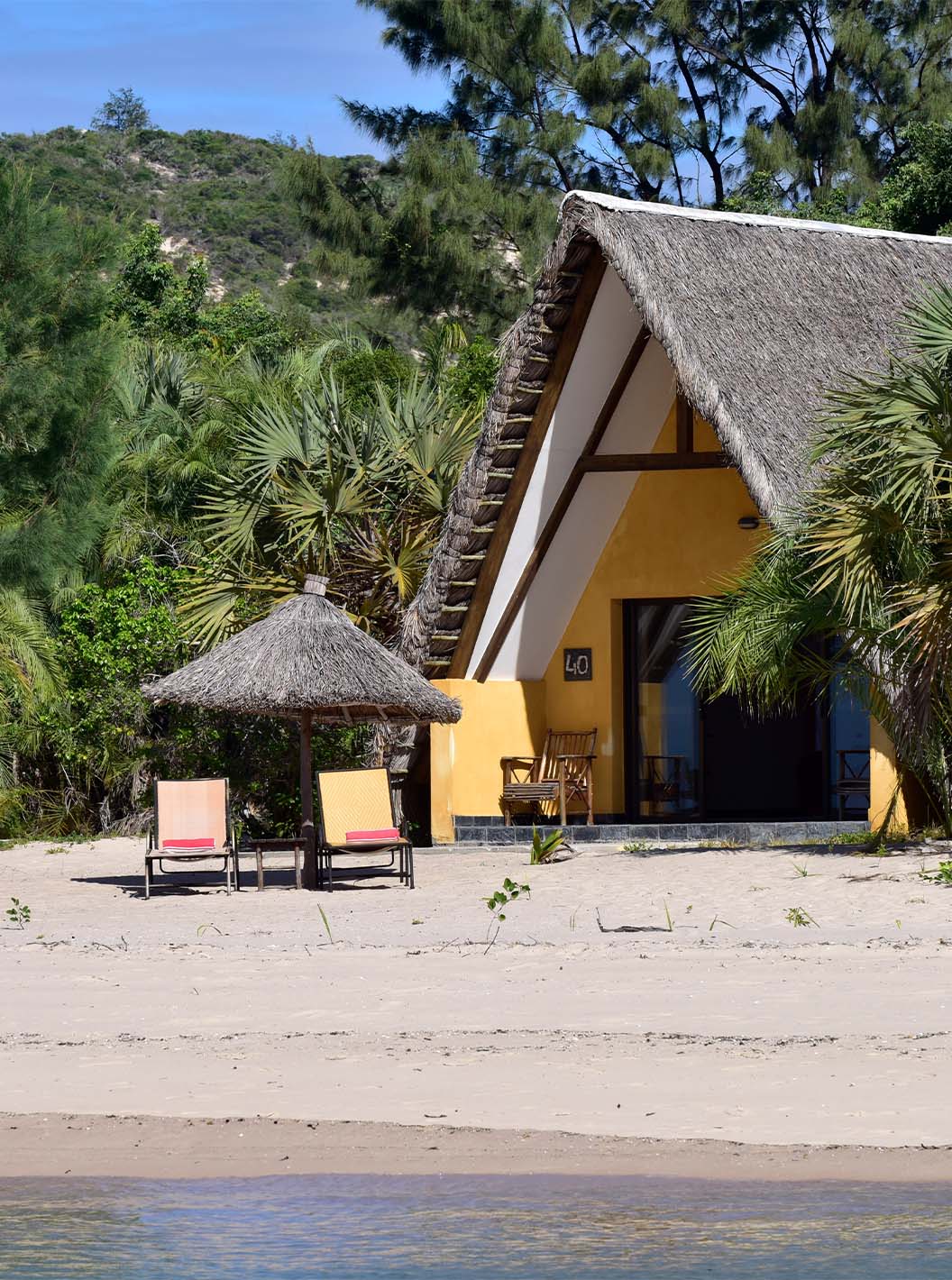 O Bungalow Suite T2 do Pestana Bazaruto Lodge é uma casinha com telhado de palhota na praia e imersa na natureza verdejante 