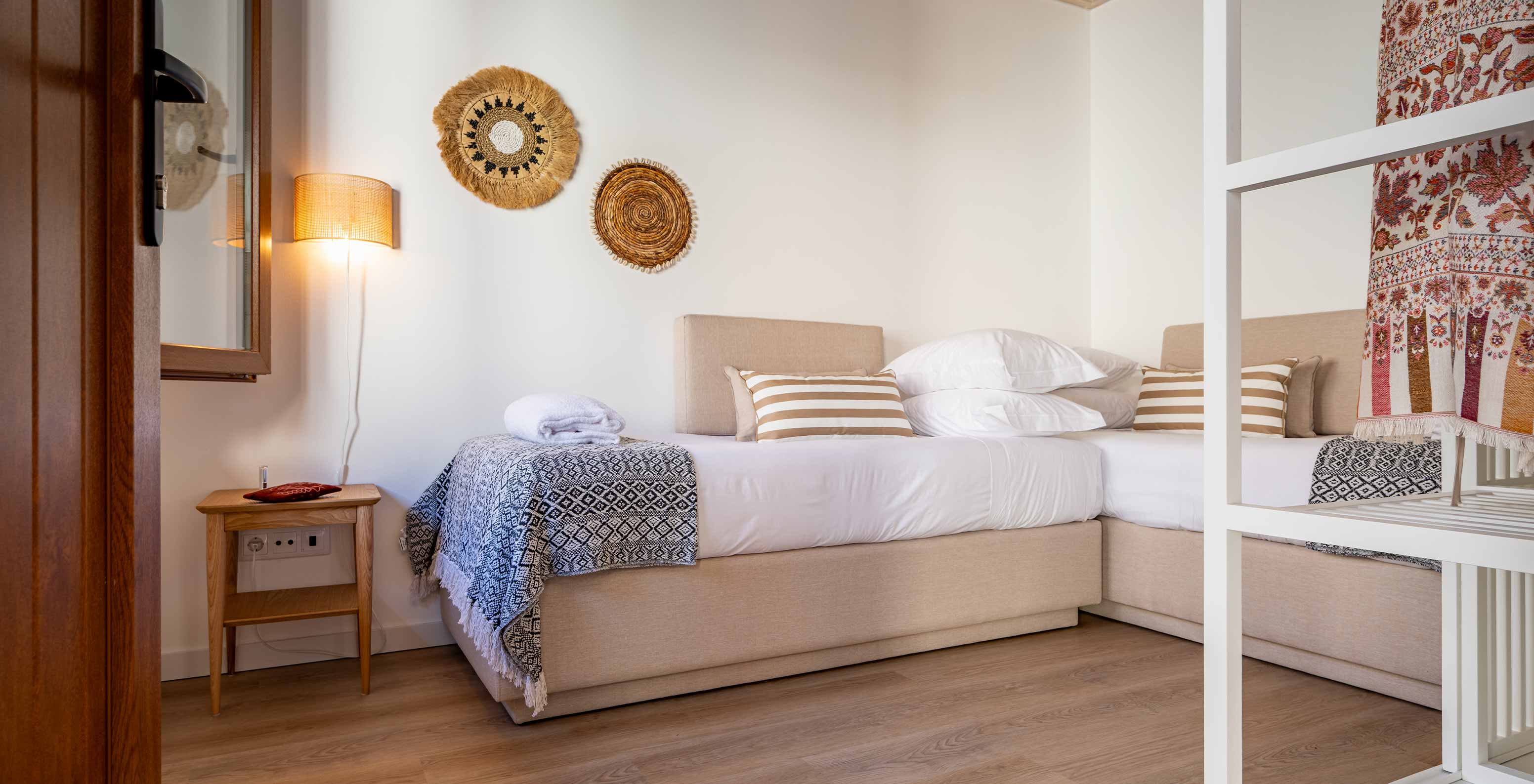 A Superior Villa do Pestana Comporta Village Residences tem um pequeno quarto com um sofá e decoração minimalista