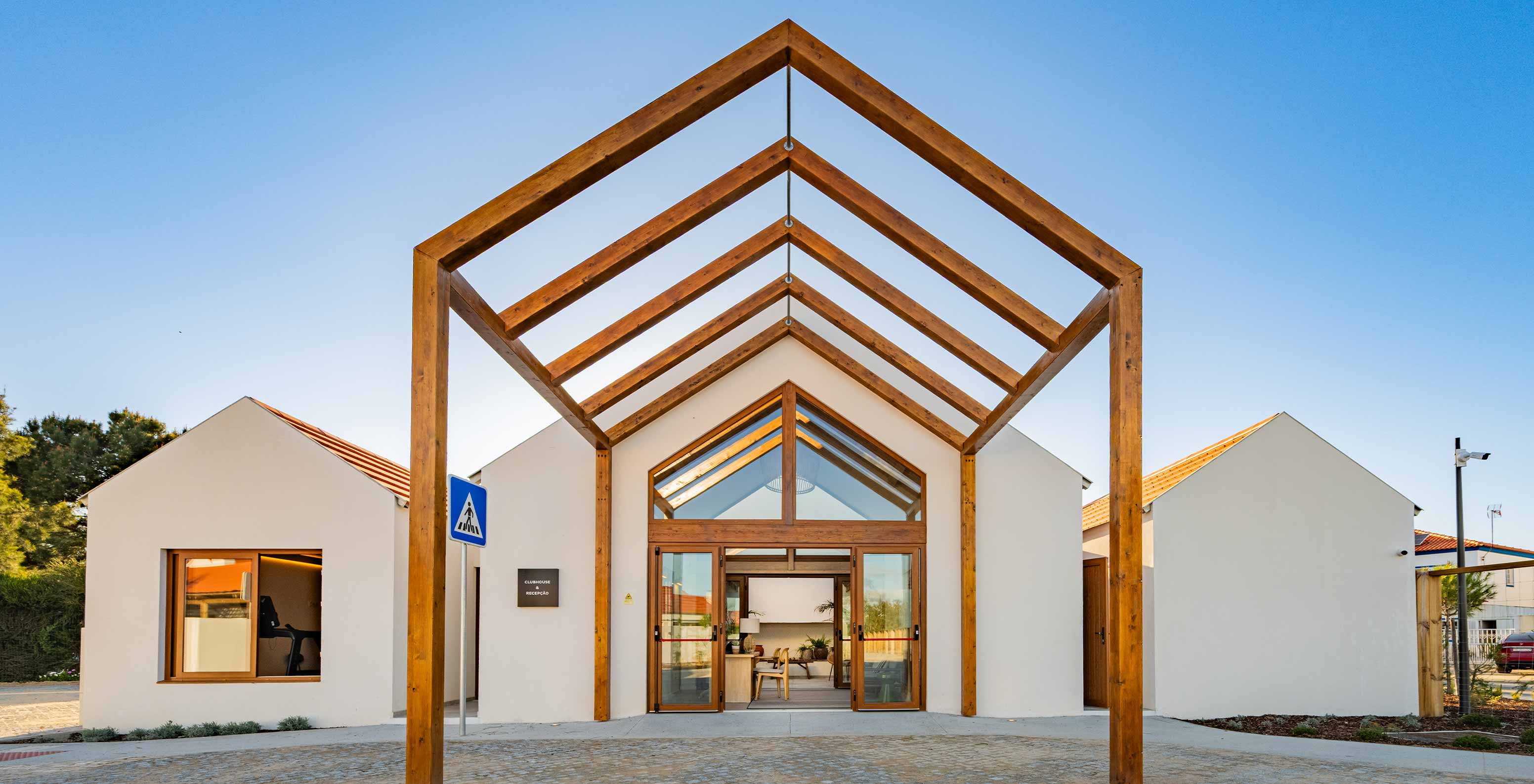 Vista exterior da receção das villas a 5 minutos da praia da Comporta, no Pestana Comporta Village Residences