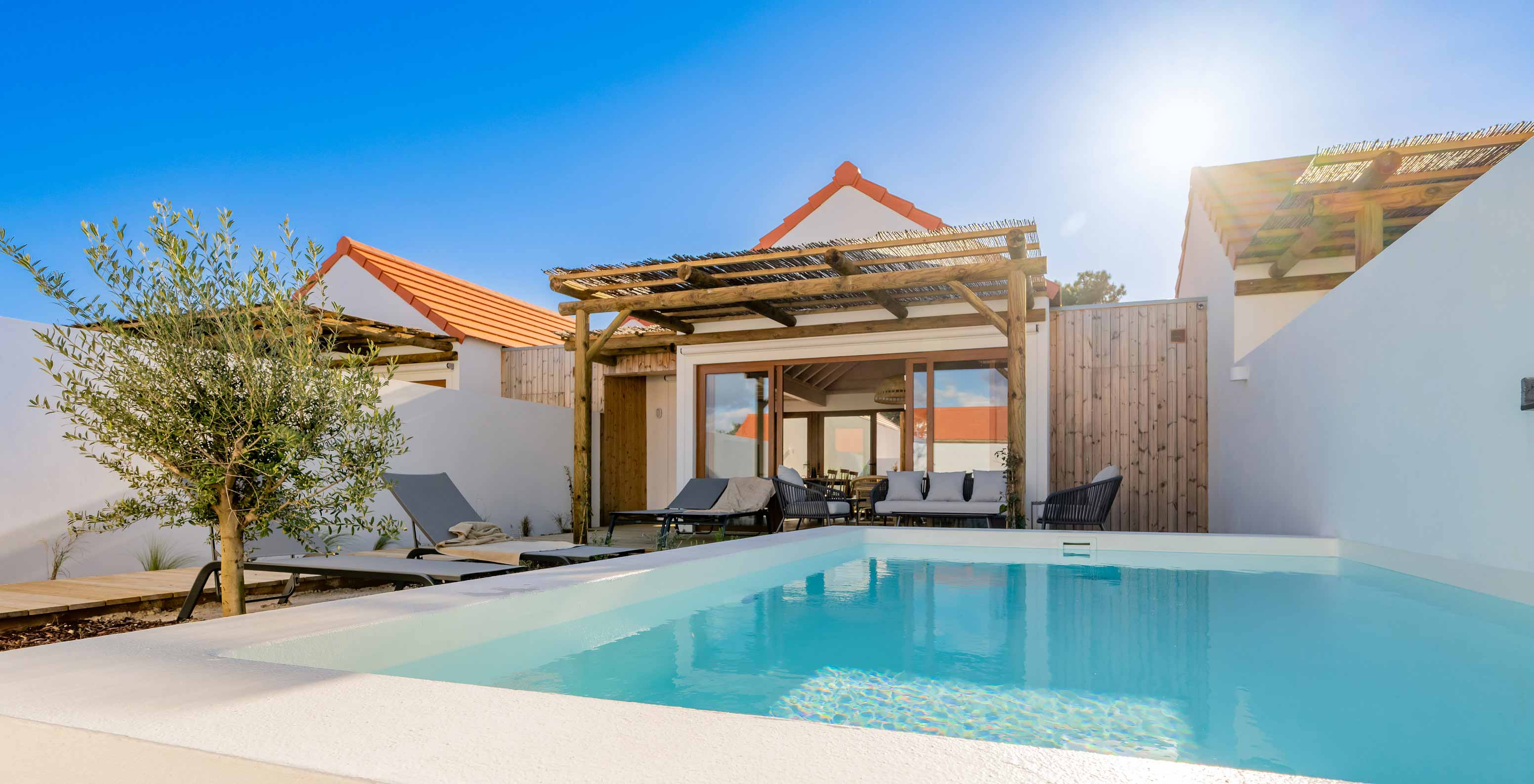 A Superior Villa do Pestana Comporta Village Residences tem um exterior com uma piscina e várias espreguiçadeiras