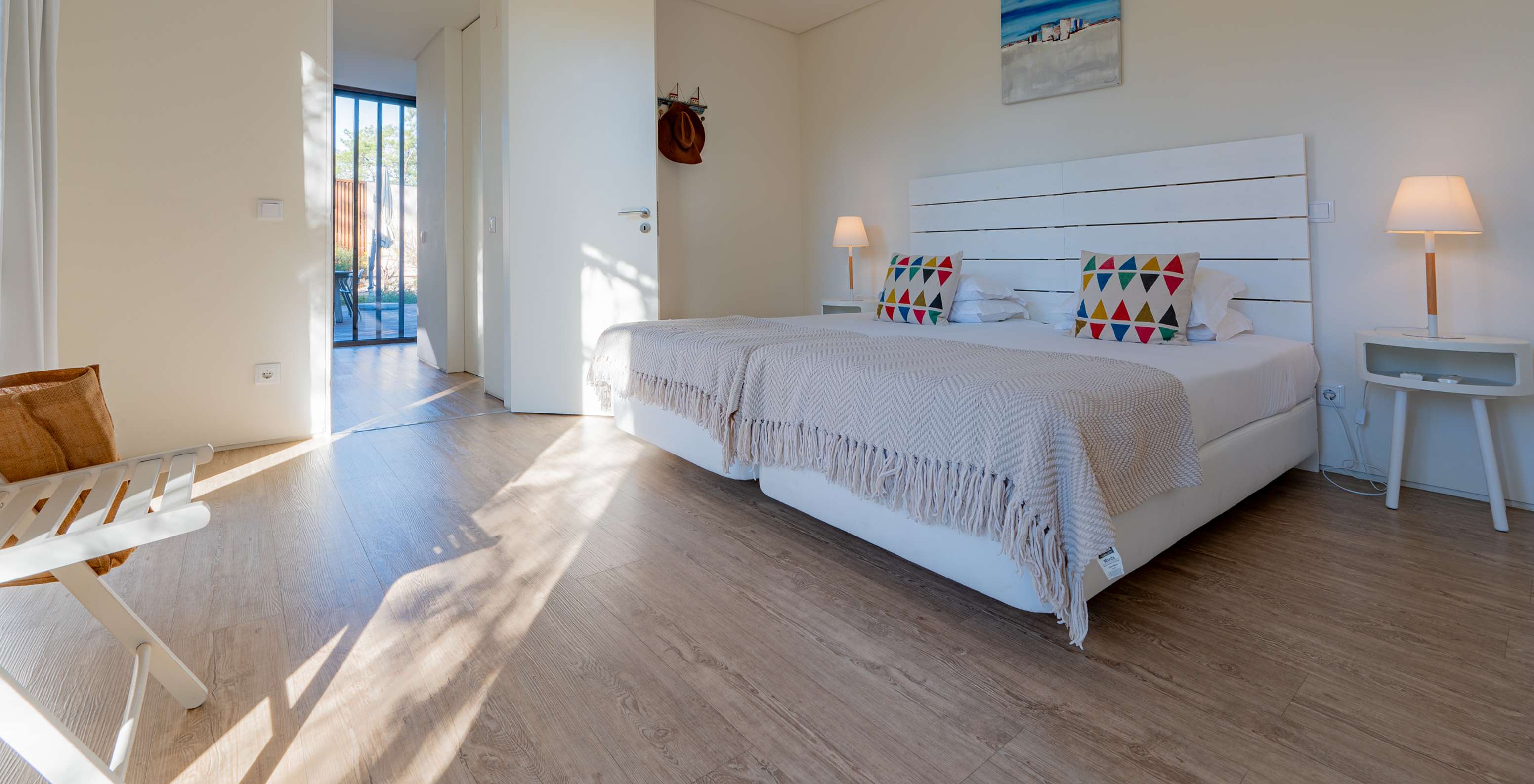 O Deluxe 4 Bedroom Villas com Piscina Privada do Pestana Tróia Eco Resort tem uma cama de casal com acesso ao terraço