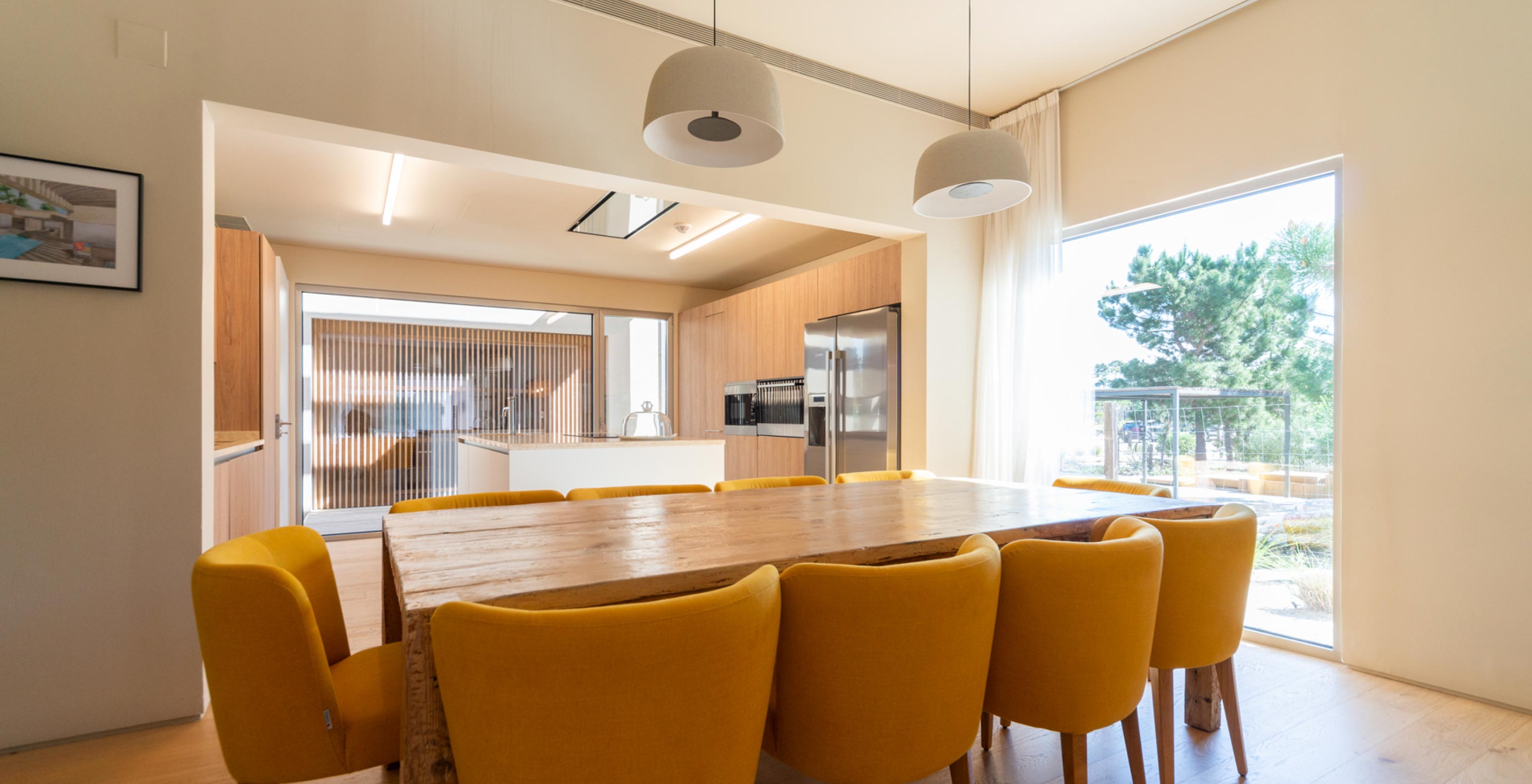 A Villa exclusiva com piscina do Pestana Tróia Eco Resort tem uma sala de estar com mesa de jantar de maderia e cadeiras