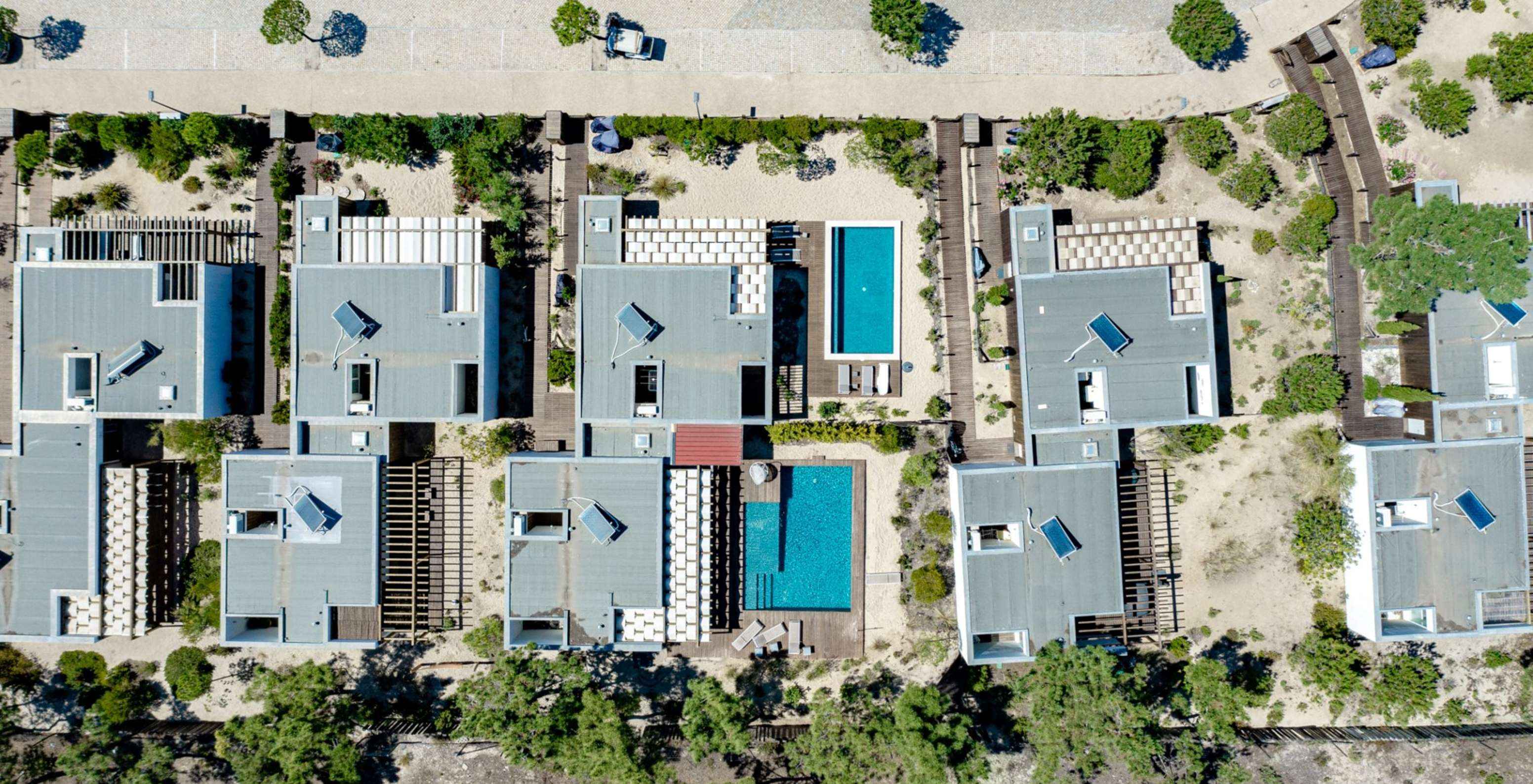 A Green Villa com Piscina Privada do Pestana Tróia Eco Resort tem várias villas à volta, também com piscina privada