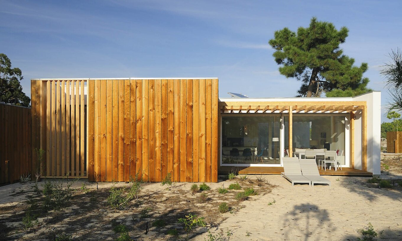 As Villas de 3 Quartos do Pestana Tróia Eco Resort têm uma parte exterior com duas espreguiçadeiras