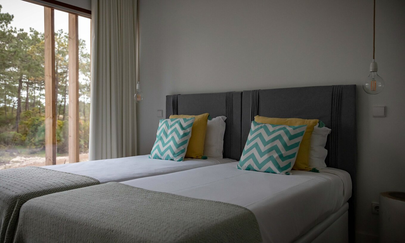 O Apartamento Eco Village Rés do Chão Vistas do Pestana Tróia Eco Resort tem duas camas juntas e dois candeeiros