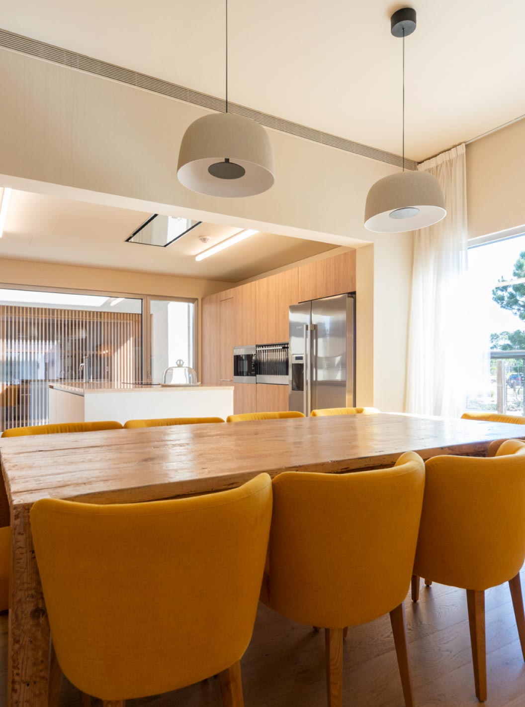 A Villa exclusiva com piscina do Pestana Tróia Eco Resort tem uma sala de estar com mesa de jantar de maderia e cadeiras