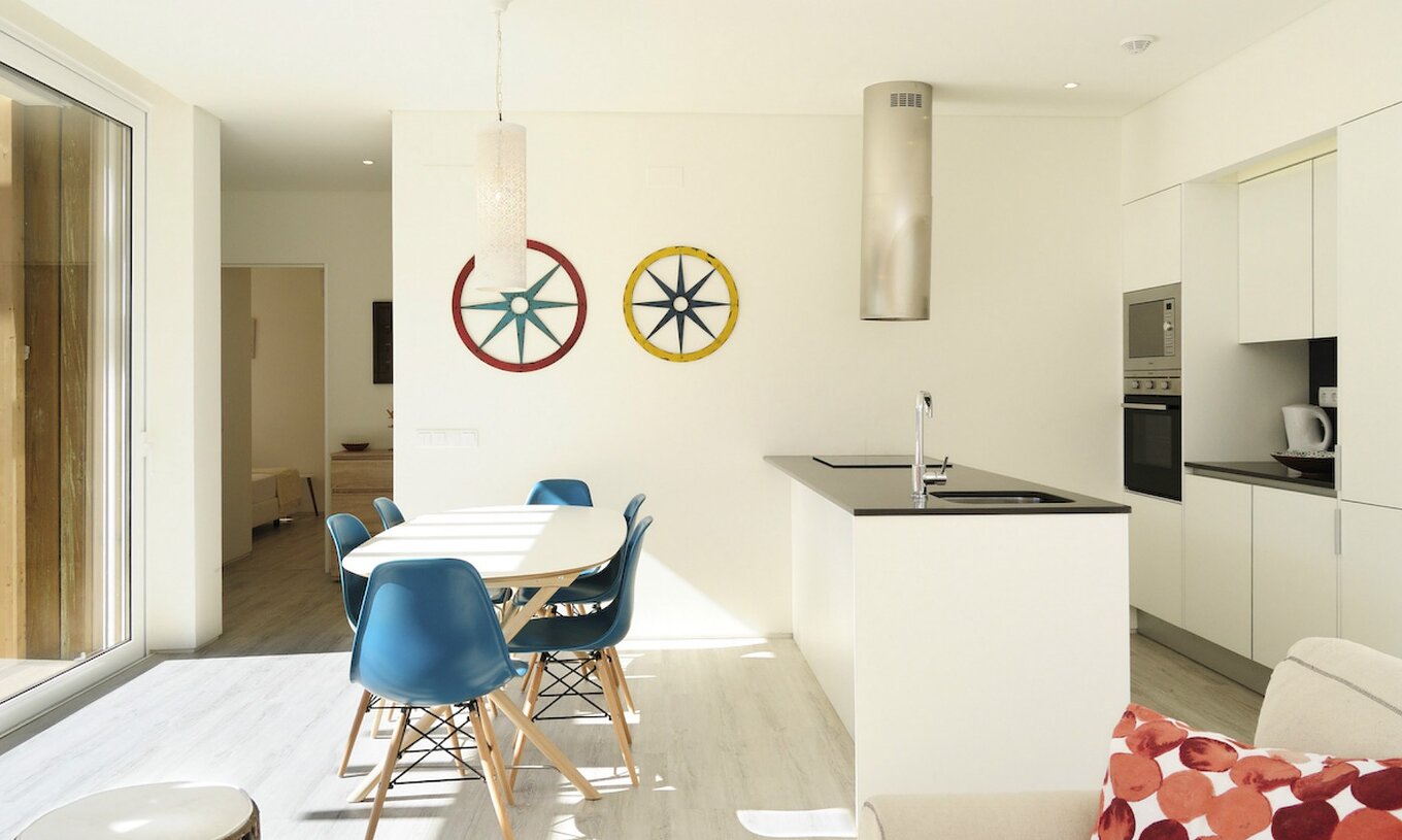 As Sand Villas com Piscina Privada do Pestana Tróia Eco Resort têm uma cozinha com bancada e uma mesa com cadeiras