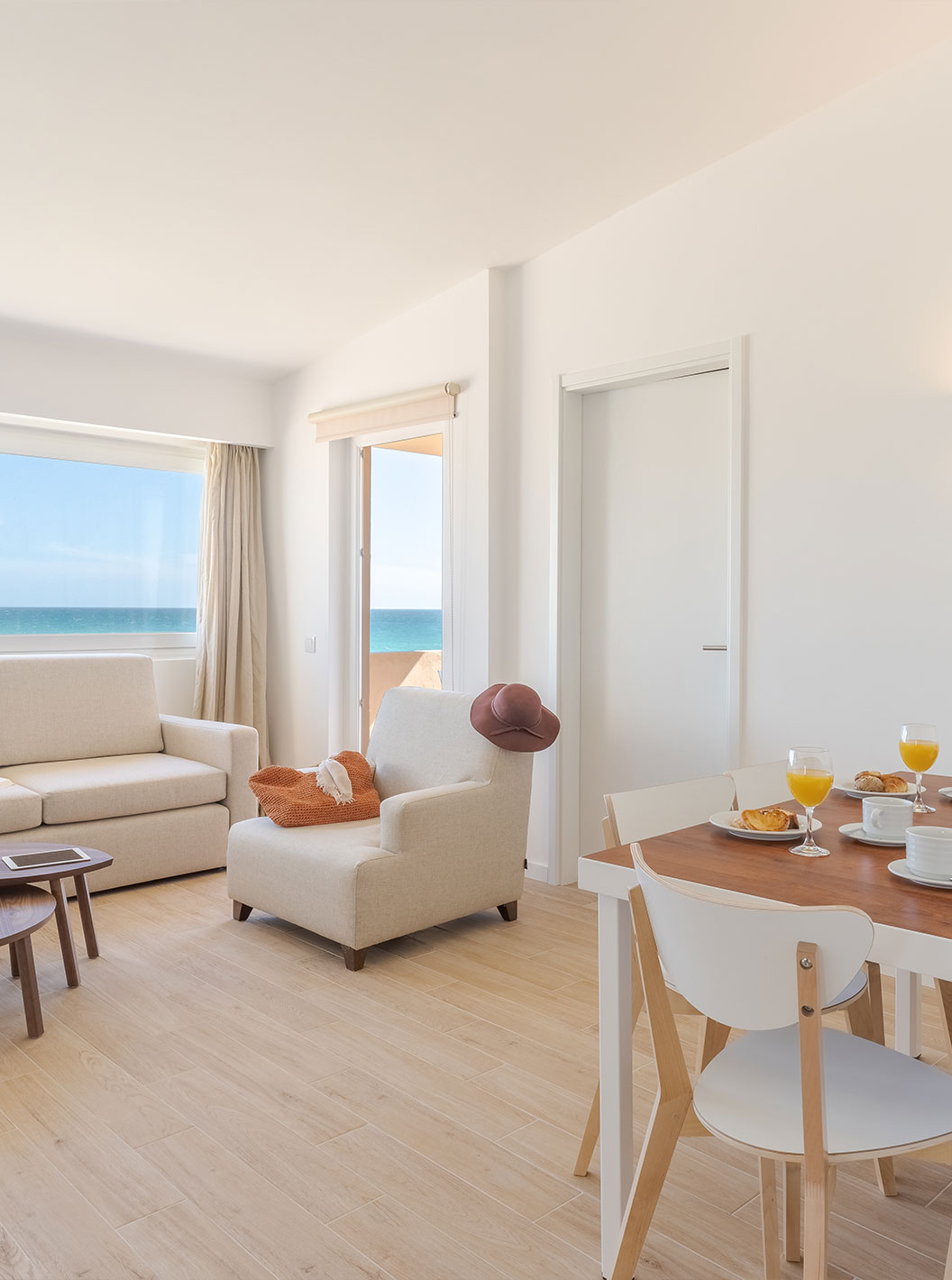 A Villa 3 Quartos Premium Vista Mar do Pestana Alvor Beach Villas tem uma sala com sofás, mesa com cadeiras, janela e varanda