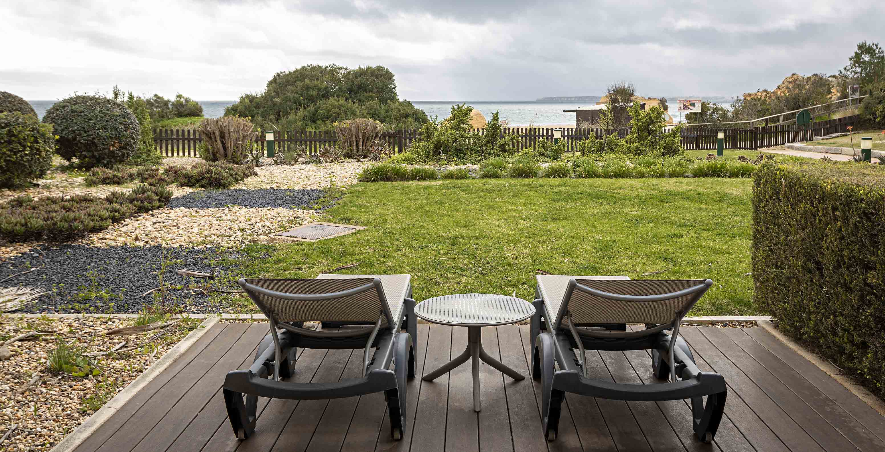 A Cliff Suite T2 do Pestana Alvor Praia tem uma jardim com relva e vegetação, duas espreguiçadeiras e vista para a praia