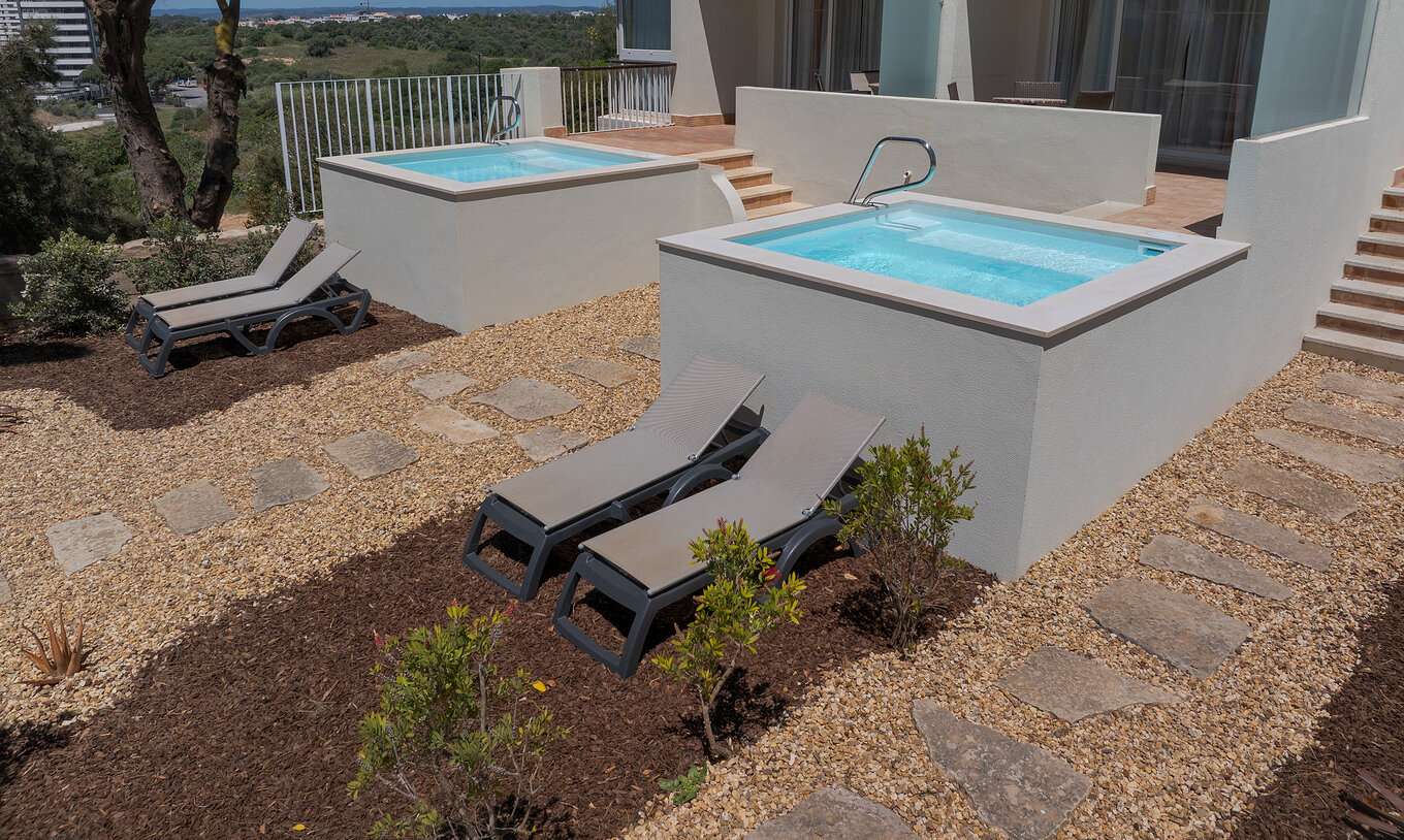 O Estúdio com piscina de imersão privada do Pestana Alvor Praia tem varanda, piscina de imersão privada e espreguiçadeiras