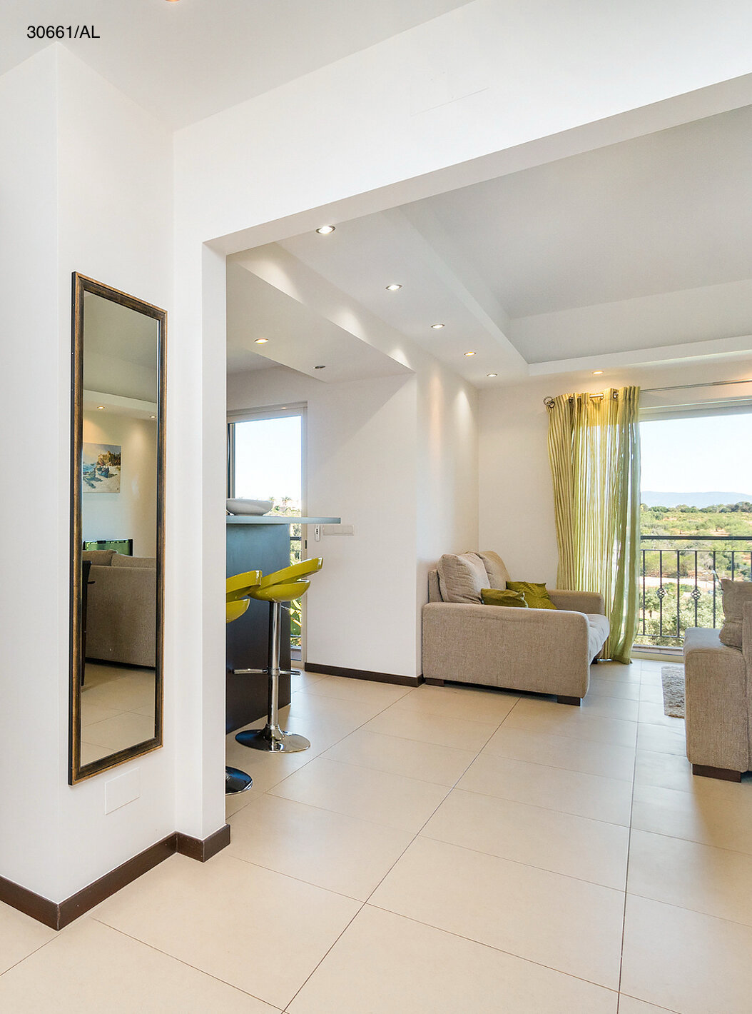 O Apartamento T1 Superior do Pestana Carvoeiro Golfe tem um hall de entrada com vista para a sala de estar e o quarto
