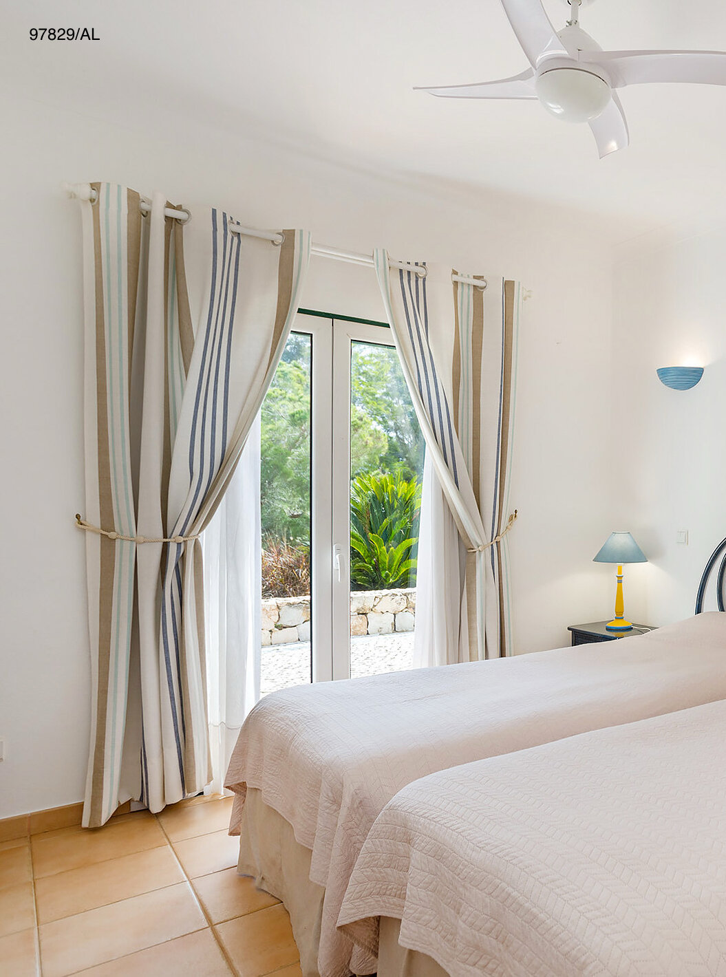 O Apartamento T2 Standart do Pestana Carvoeiro Golfe tem um quarto com duas camas individuais mesa de cabeceira