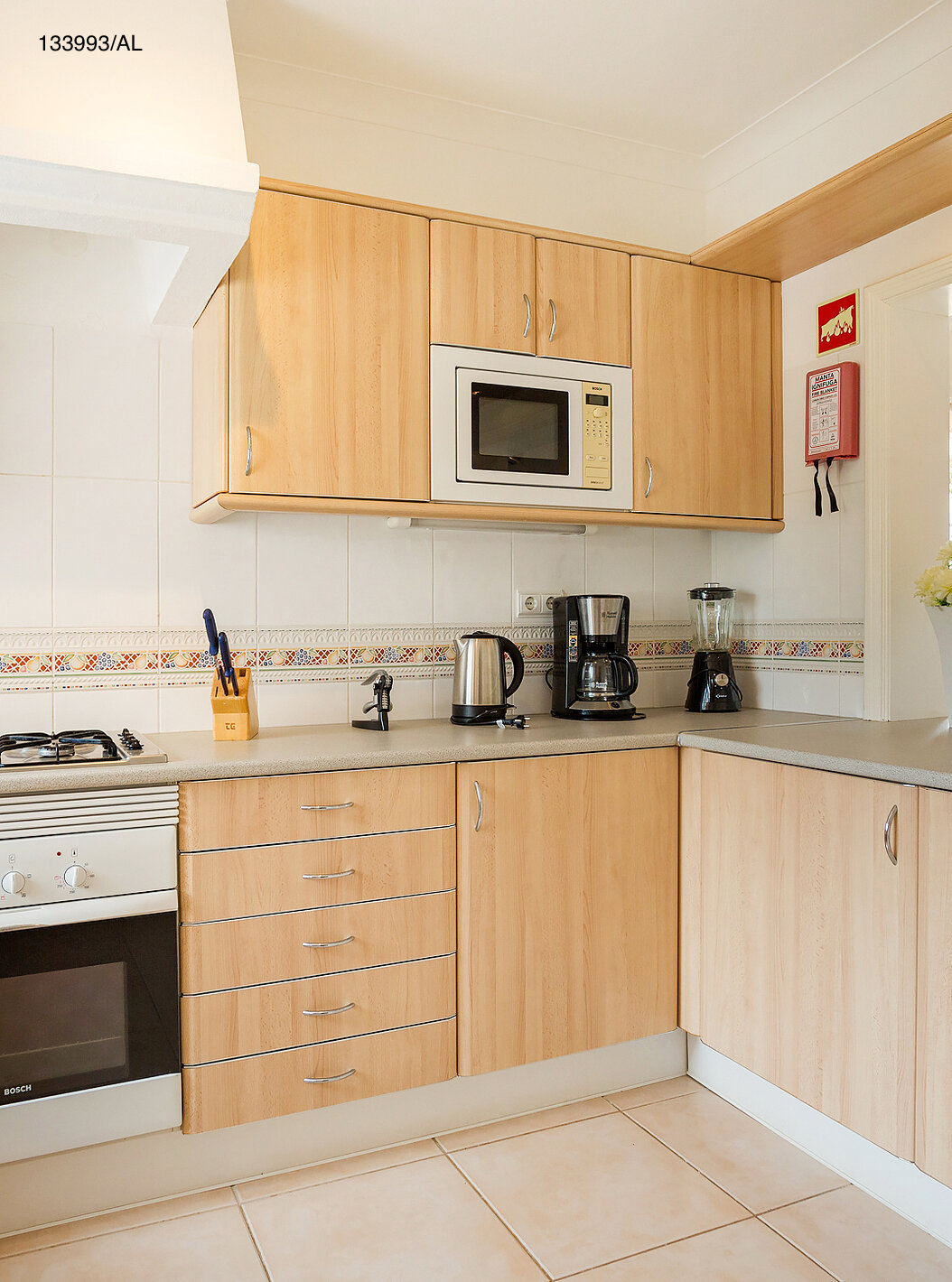 O Apartamento T2 Superior do Pestana Carvoeiro Golfe tem uma cozinha equipada com armários de madeira e eletrodomésticos